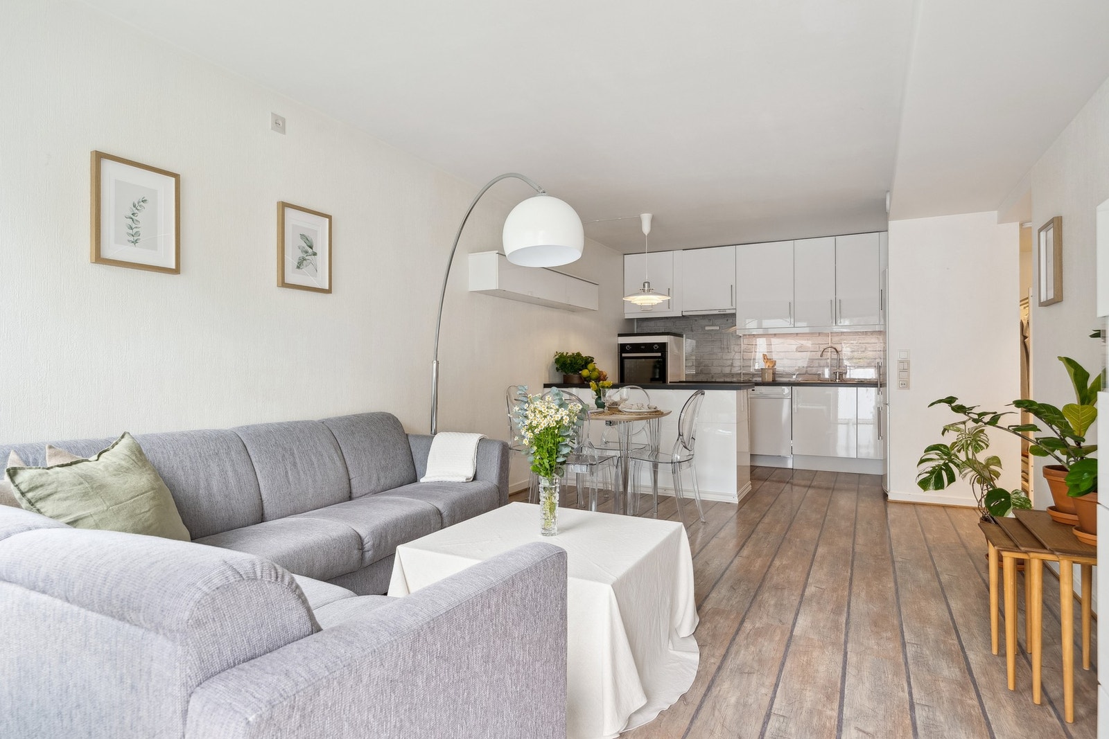 Stua har en praktisk planløsning, og gir naturlige møbleringssoner. Galleribilde