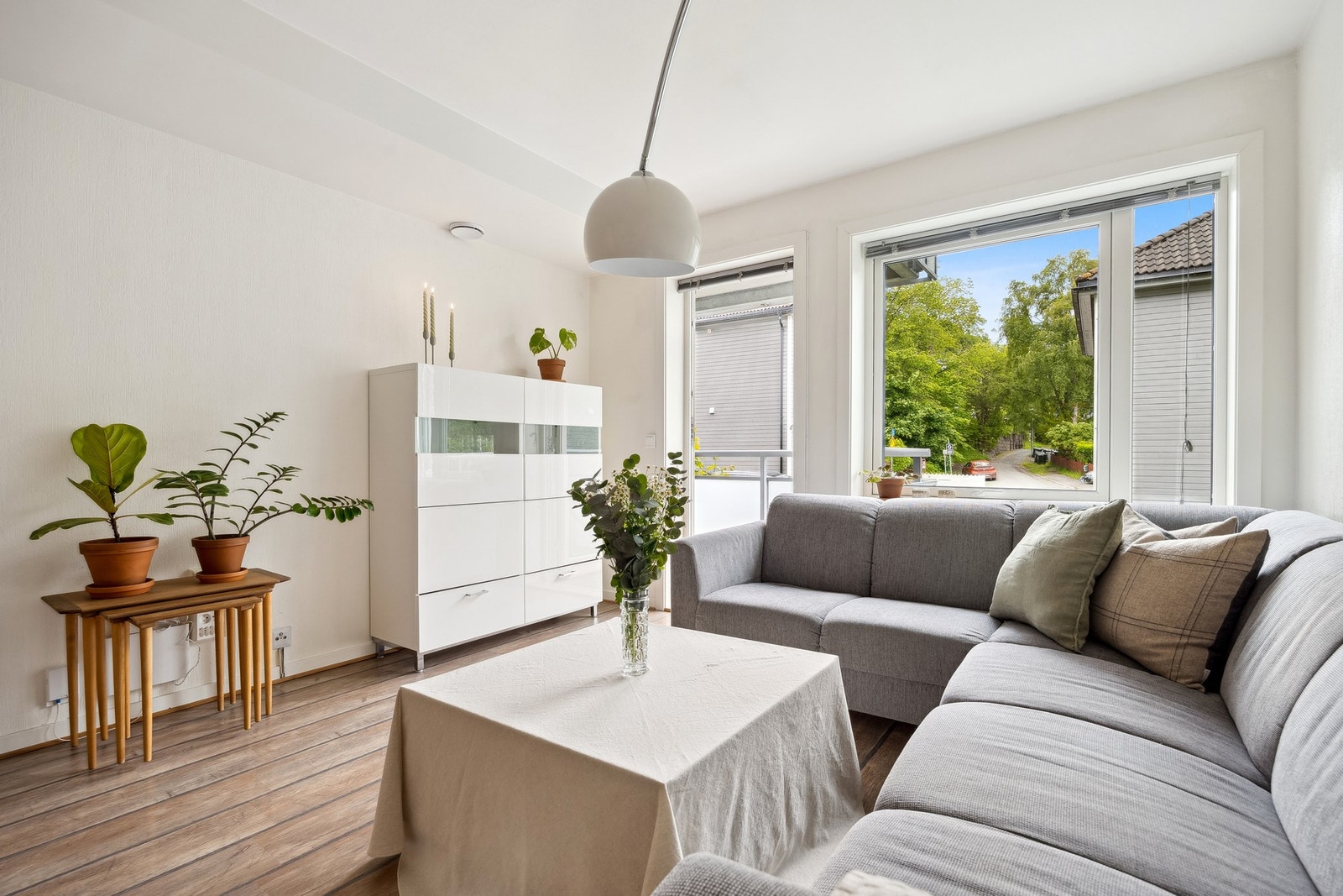 EIE eiendomsmegling ved Andreas Forsell Lund og Julie Marie Vollan Brennvik har gleden av å presentere Frostaveien 9B!
Leiligheten ligger i 2. etg., og er vendt mot rolige grøntareal, som sørger for lite innsyn.
Foto: Aleksander Jacobsen. Galleribilde