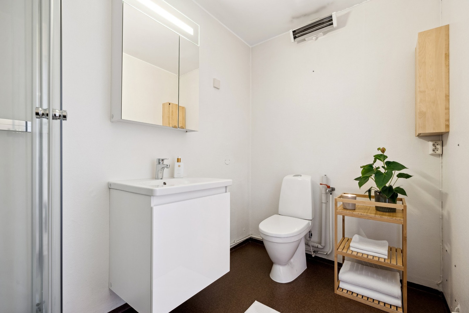 Badet måler romslige 5 kvm. Galleribilde