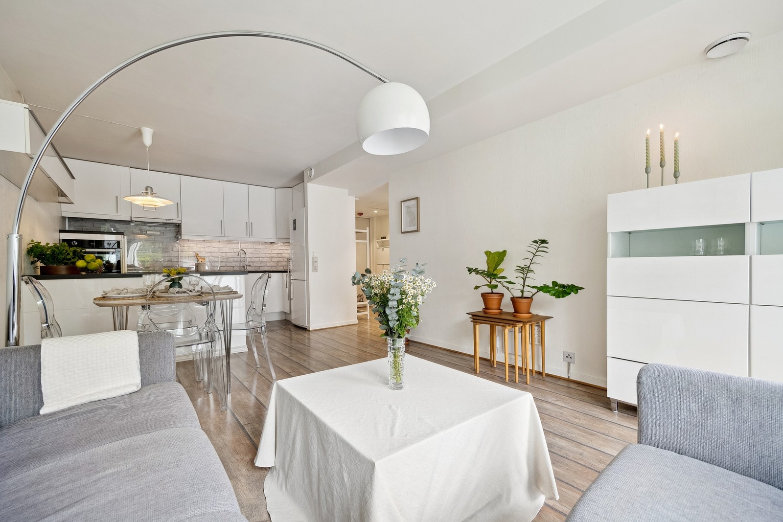 Den åpne stue/kjøkken løsningen måler 24 kvm. Galleribilde