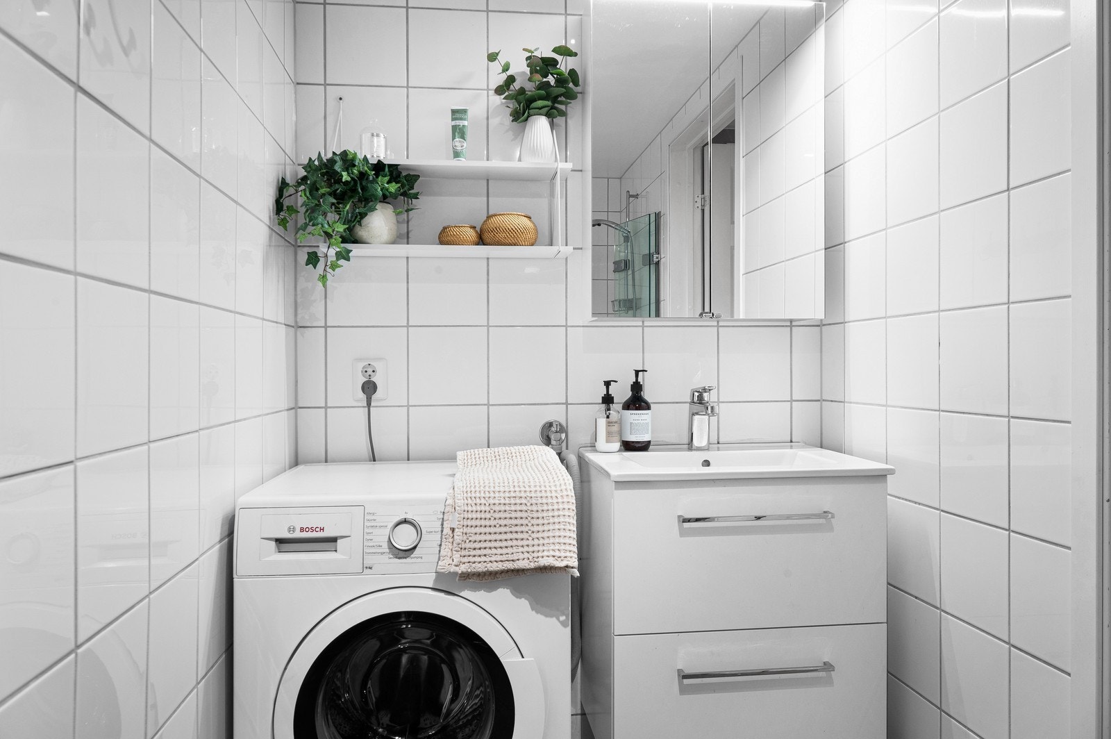 Baderom med vaskemaskin. Galleribilde