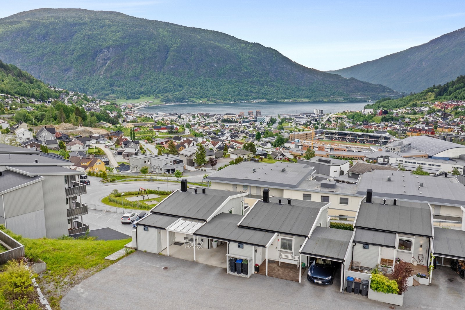 Her bur du med gåavstand til barnehage og skule, Sogndal sentrum og Fosshaugane Campus med blant anna idrettshall, treningssenter og klatrevegg. Galleribilde