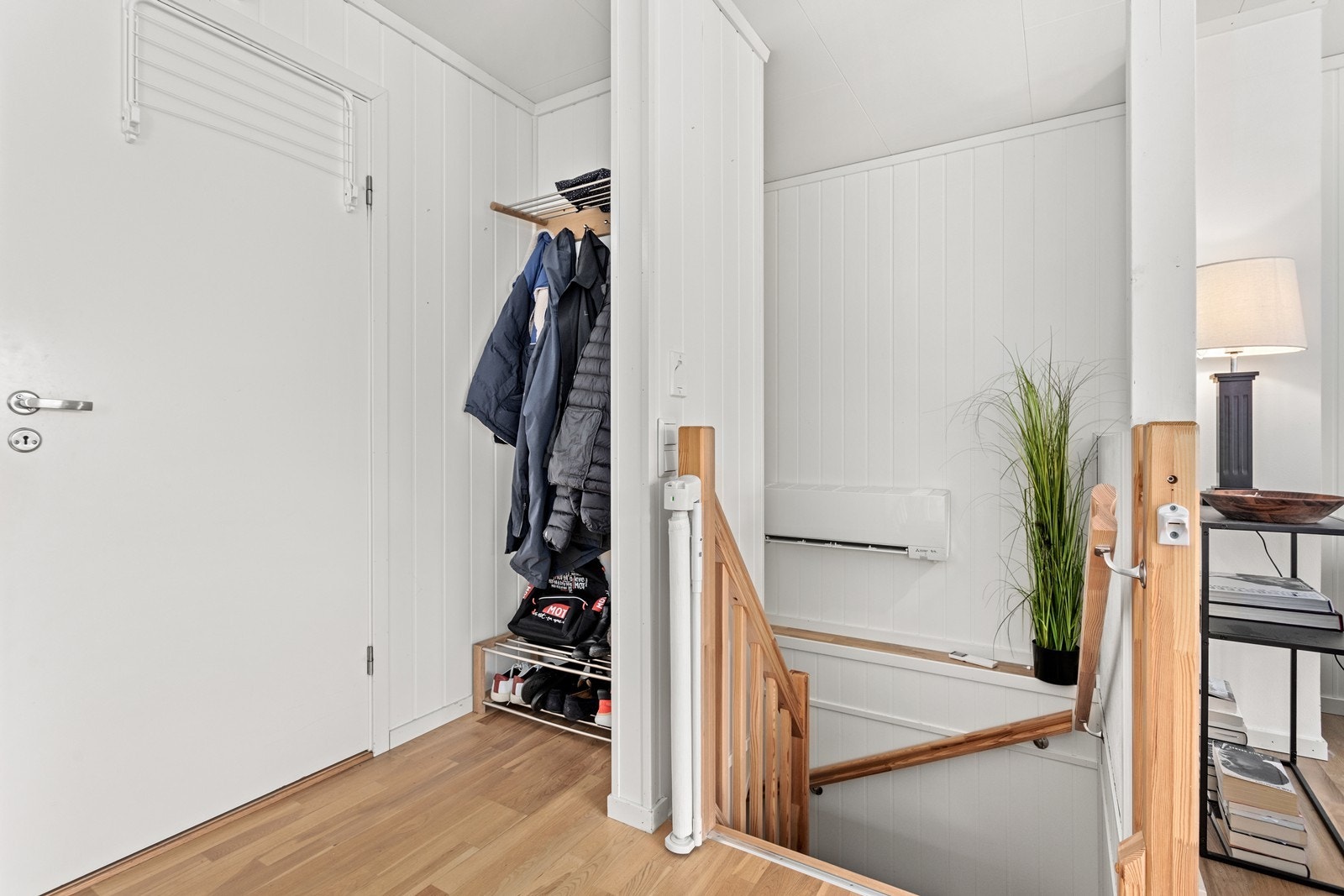 1. etasje inneheld entré, stove/kjøkken og vaskerom. Det er installert varmepumpe i trappeoppgangen. Galleribilde