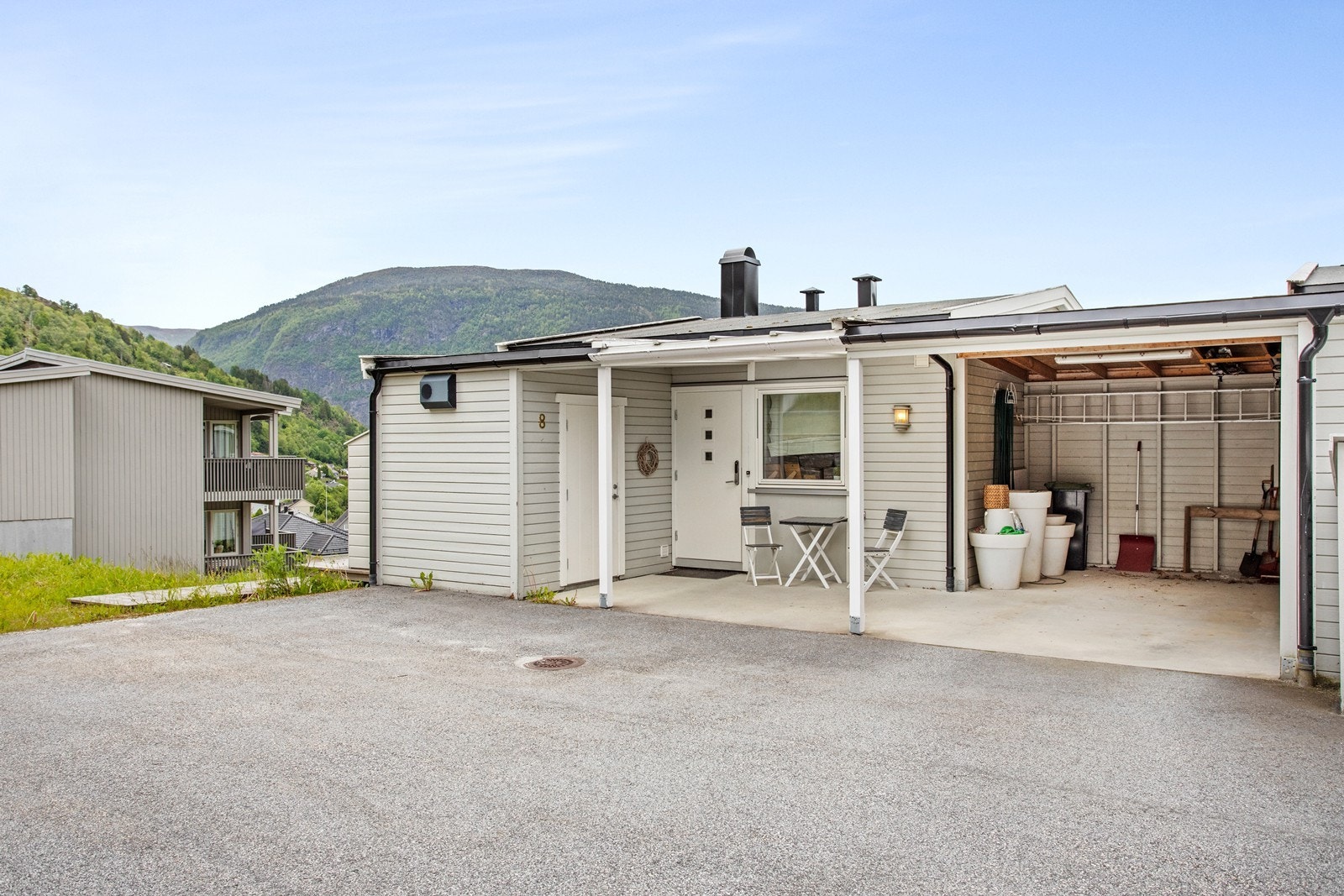 Enkel tilkomst via asfaltert fellesareal og gode parkeringstilhøve i carport og framfor bustaden. Galleribilde