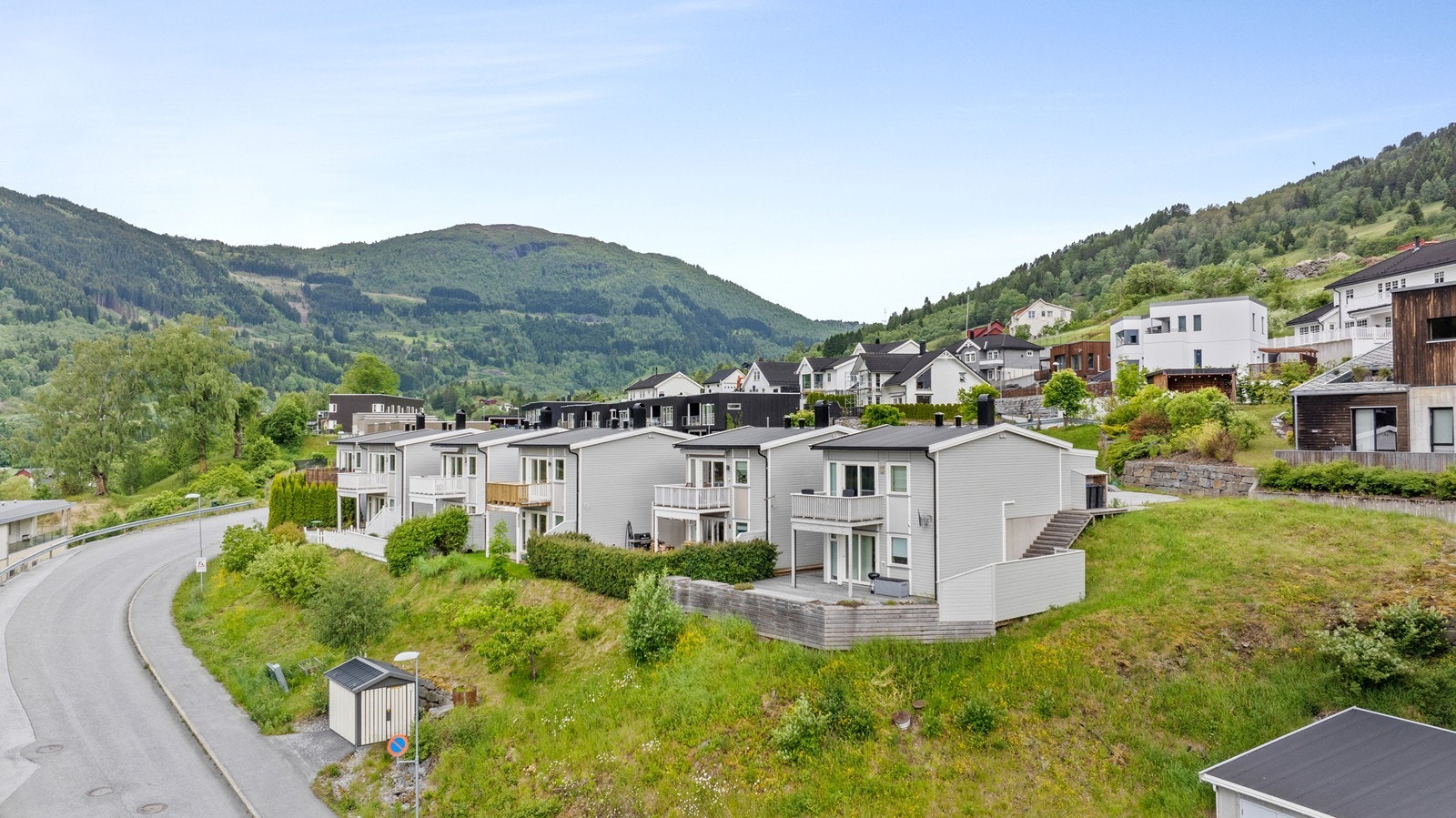 Praktisk og flott enderekkehus med fin beliggenheit i attraktivt og etablert buområde. Galleribilde