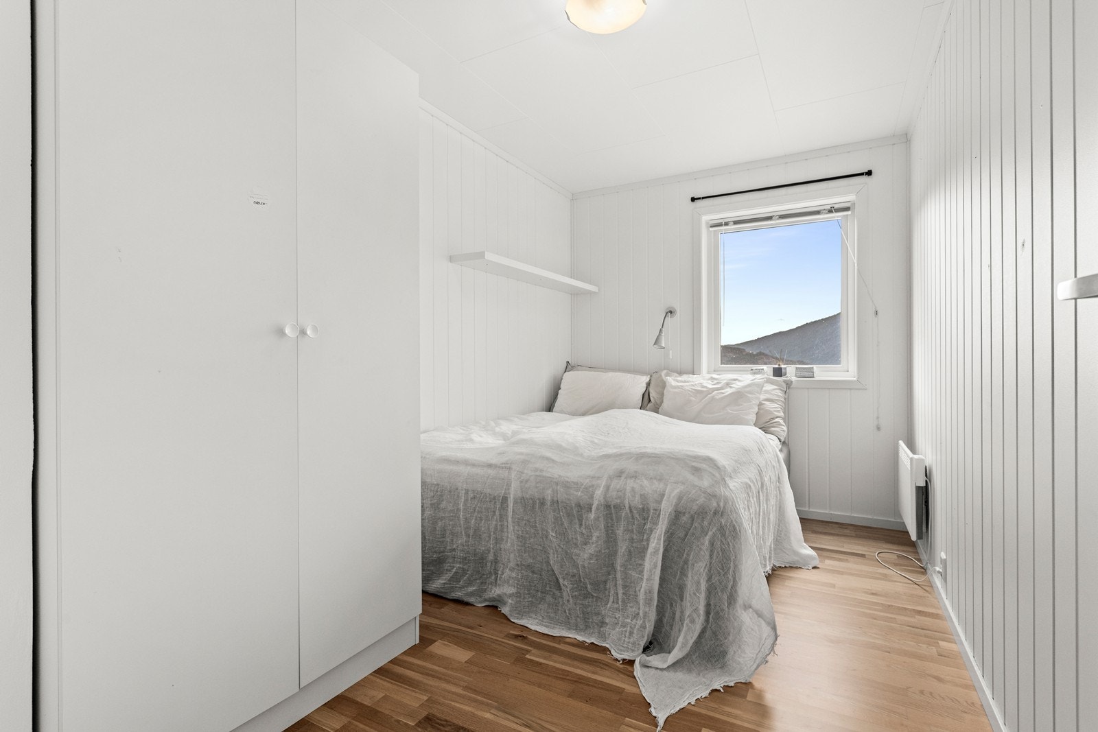 Det er tre gode soverom i bustaden, alle soveromma ligg fint samla i underetasjen. Galleribilde