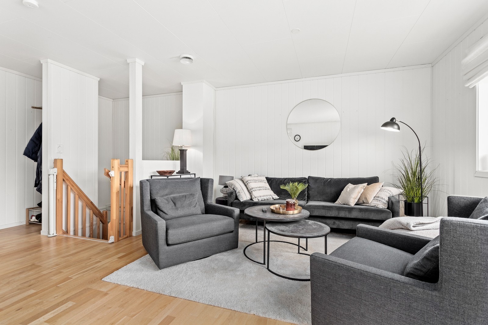Lys og fin stove med plass til stor sittegruppe. Galleribilde