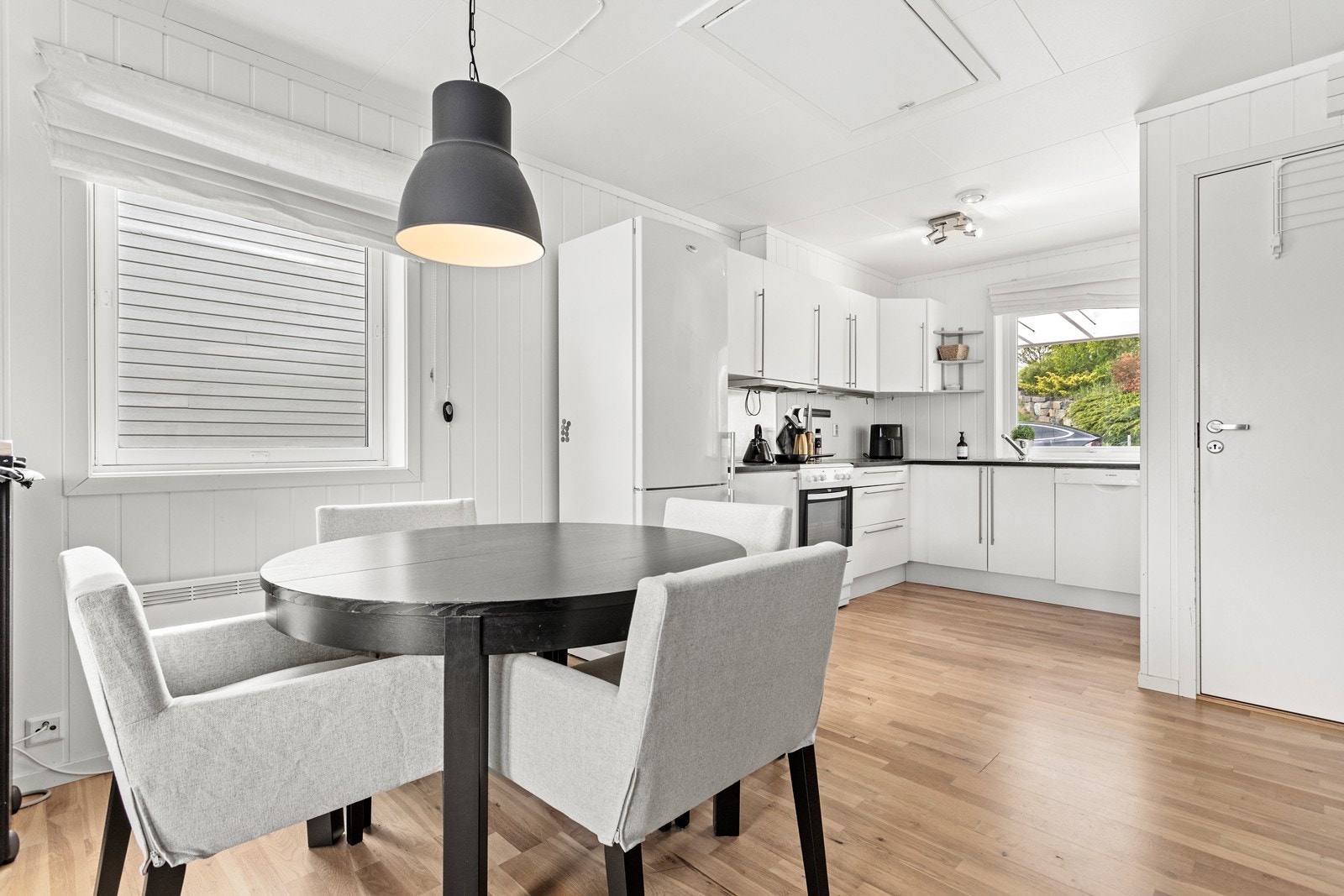Stove og kjøkken er i open og sosial løysing med plass til spisebord i tilknytning til kjøkkenet. Galleribilde