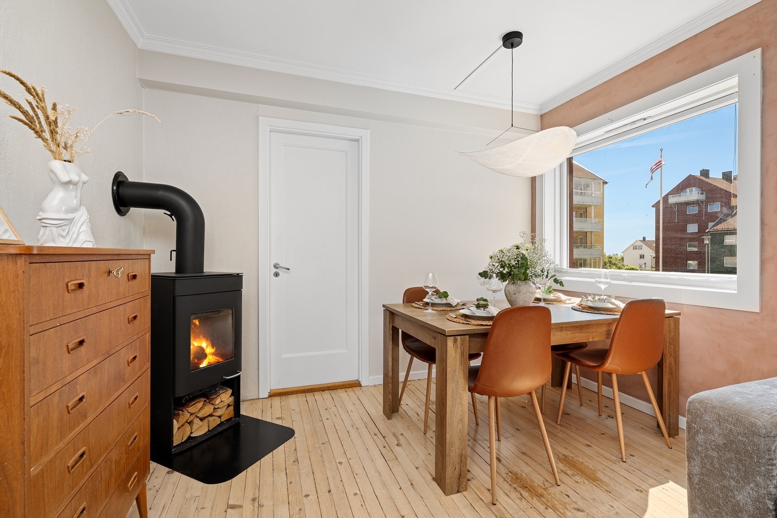 Stuen er av god størrelse med plass til både en sofa- og en spisestuegruppe. Da dette er en hjørneleilighet har du ekstra vindu her som gir godt med naturlig dagslys inn i rommet. Galleribilde