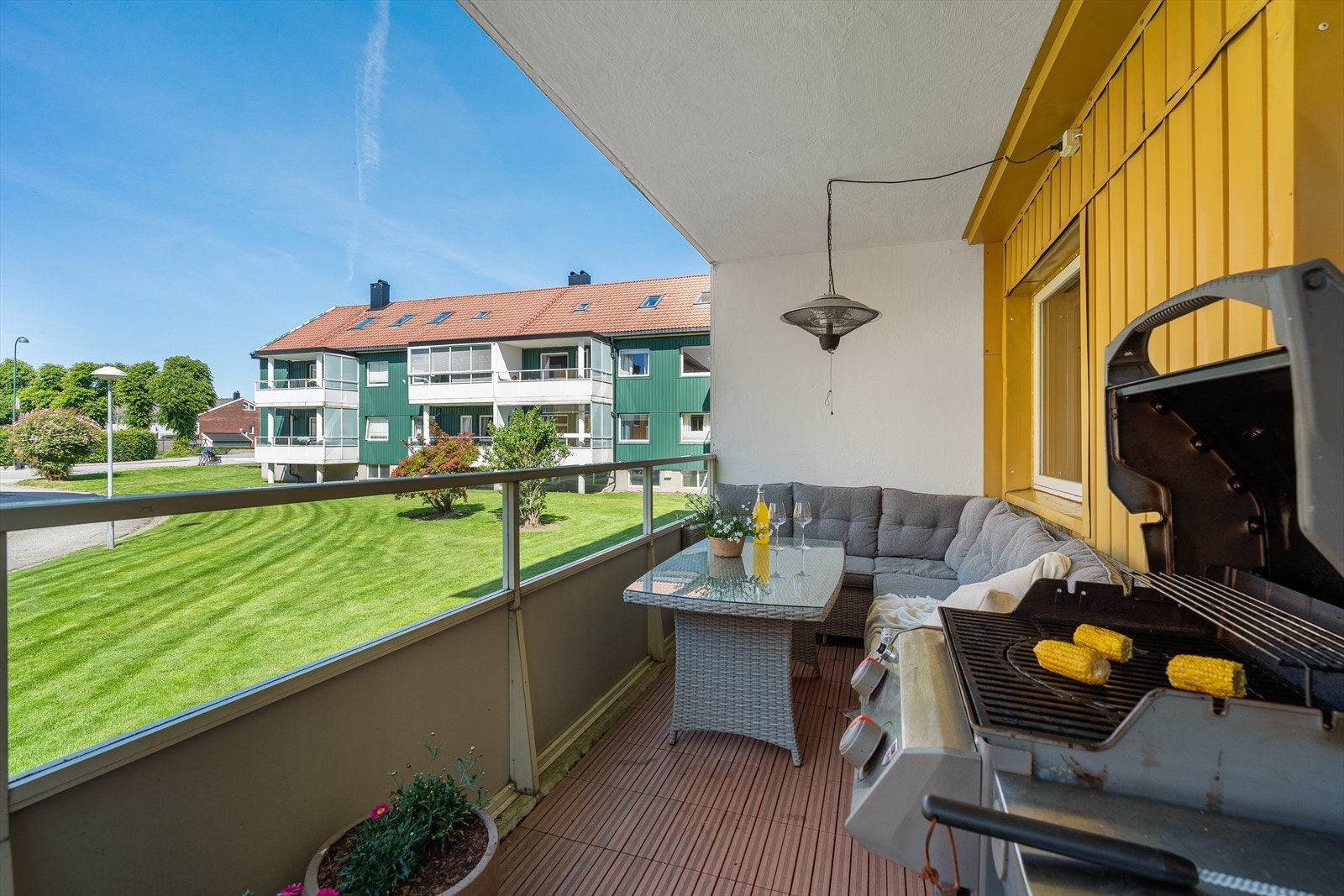 Velkommen til en flott oppusset 3-roms andelsleilighet med perfekt beliggenhet på beste Lund. Leiligheten i Kongsgård Alle 10A er presentert av Ina Andersen for Eiendomsmegler Norge. Balkongen ligger solrikt til og er på ca 10 kvm. Galleribilde