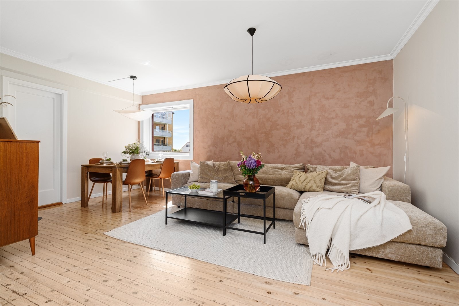 Leiligheten består av en større stue/spisestue med vedovn, samt 2 soverom, mellomgang, kjøkken og bad. I tillegg medfølger det hele 3 stk. boder til aktuell leilighet. Galleribilde