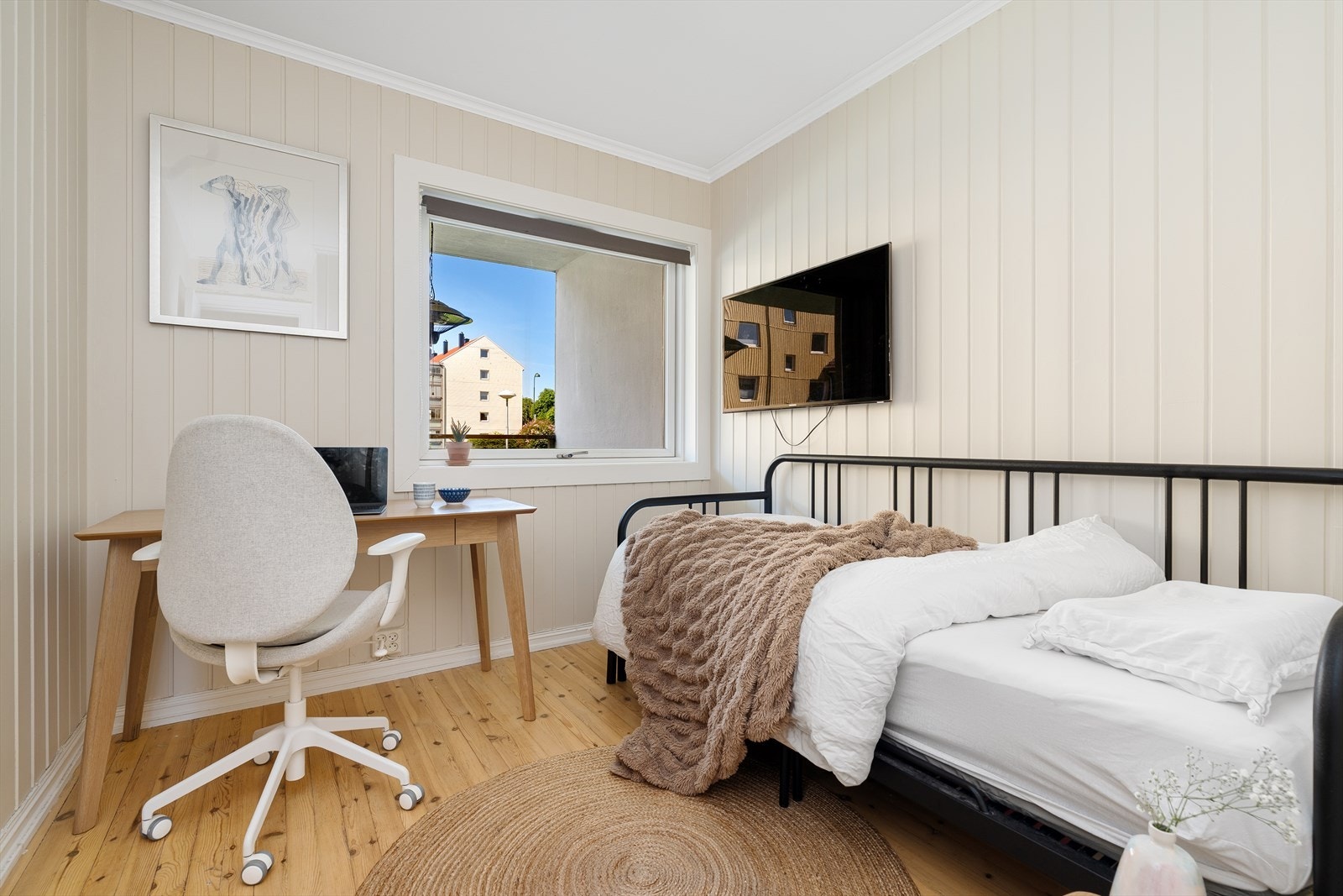 Soverom nr. 2 er også av god størrelse med plass til seng, og en arbeidsstasjon. Rommet er som resten av leiligheten malt i lyse duse fargetoner. Galleribilde