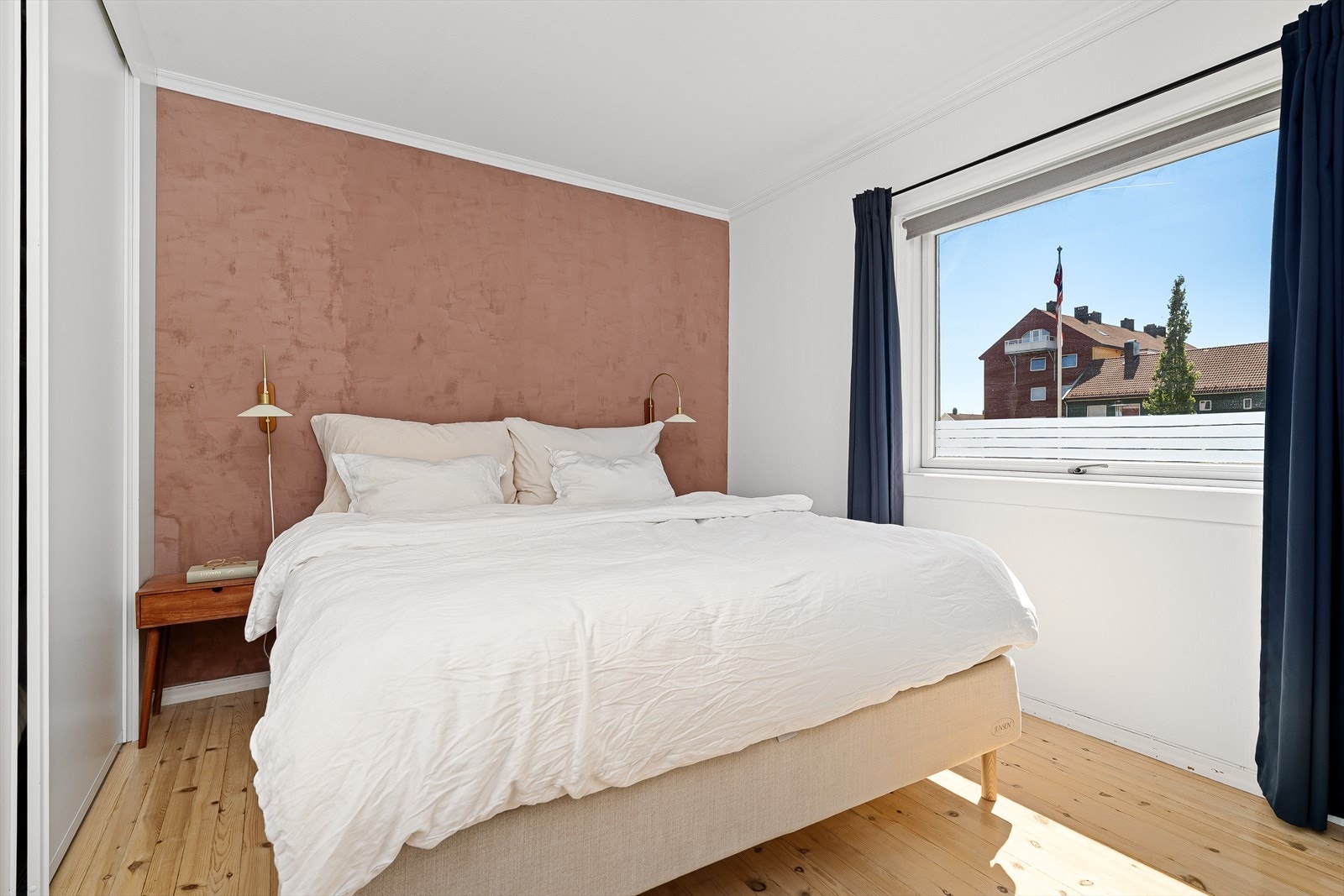 Hovedsoverommet er av god størrelse med plass til en dobbeltseng med tilhørende nattbord, samt en større skyvedørsgarderobe som ble satt inn i 2022. Galleribilde