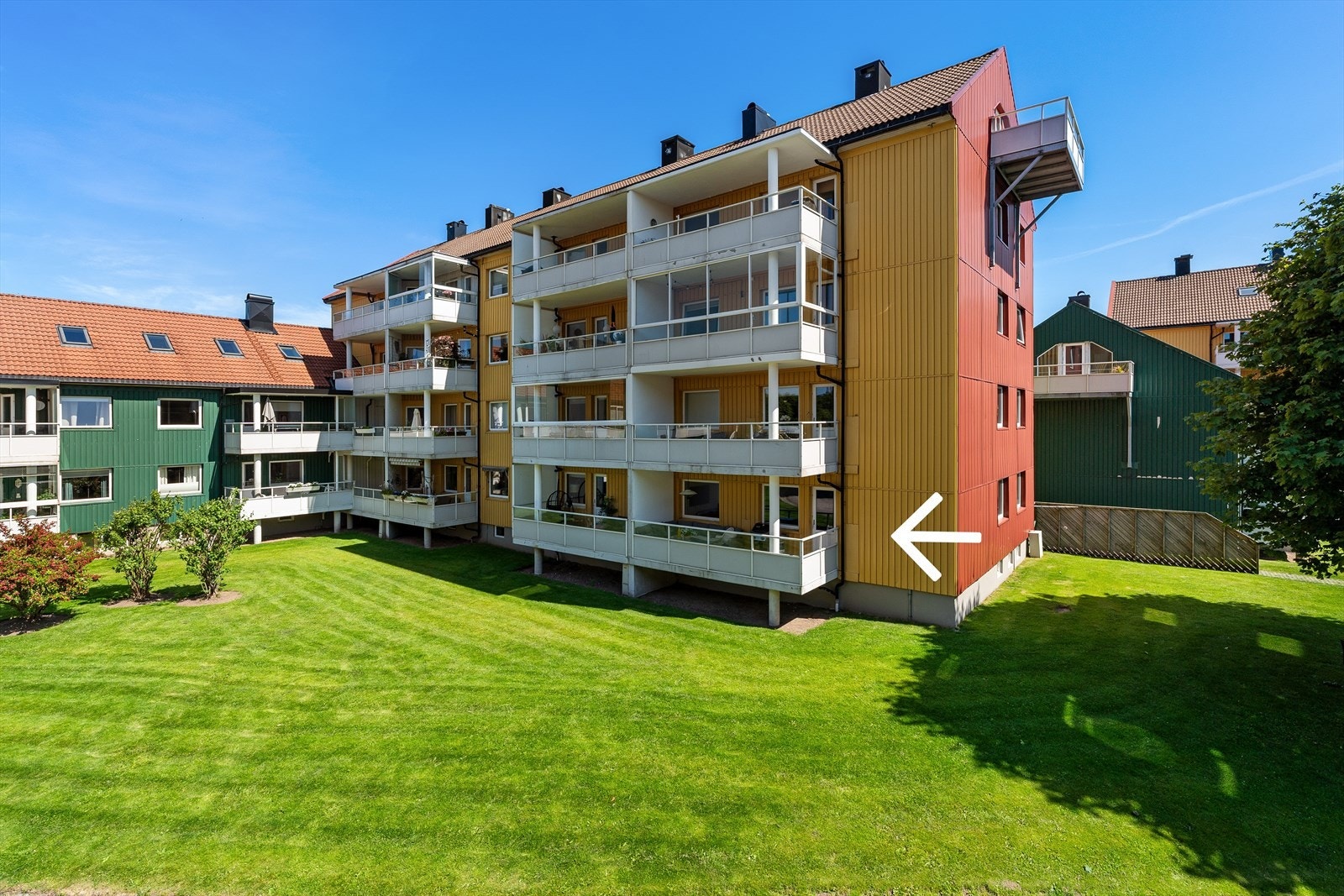 Leiligheten er en hjørneleilighet hvor du har ekstra vindu inn i stuen. Du har forøvrig en ypperlig beliggenhet her med gangavstand til dagligvarebutikk, treningssenter, UiA og Kristiansand sentrum forøvrig. Galleribilde
