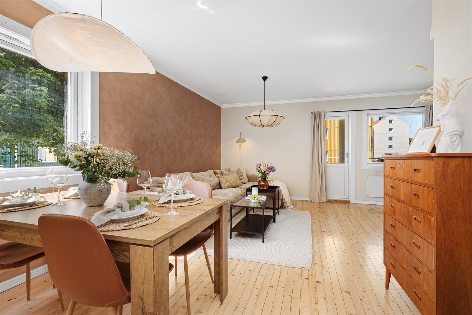 Velkommen inn! Leiligheten er lys og innbydende med stilige fargevalg som er gjennomgående og som gir en fin kontrast til de ellers lyse overflatene. Galleribilde