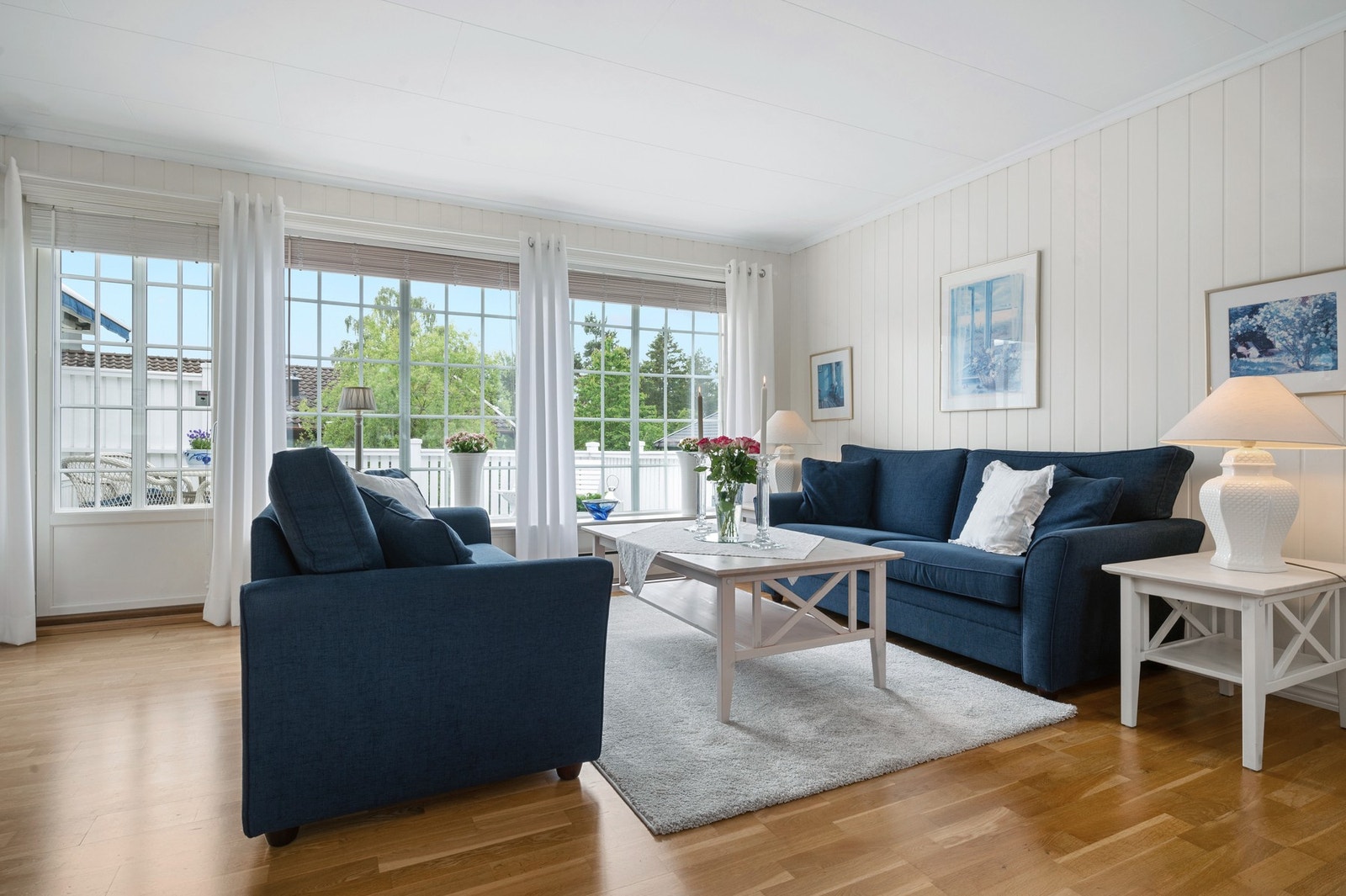 Fra stuen er det utgang til en veranda på ca 32 m2. Galleribilde