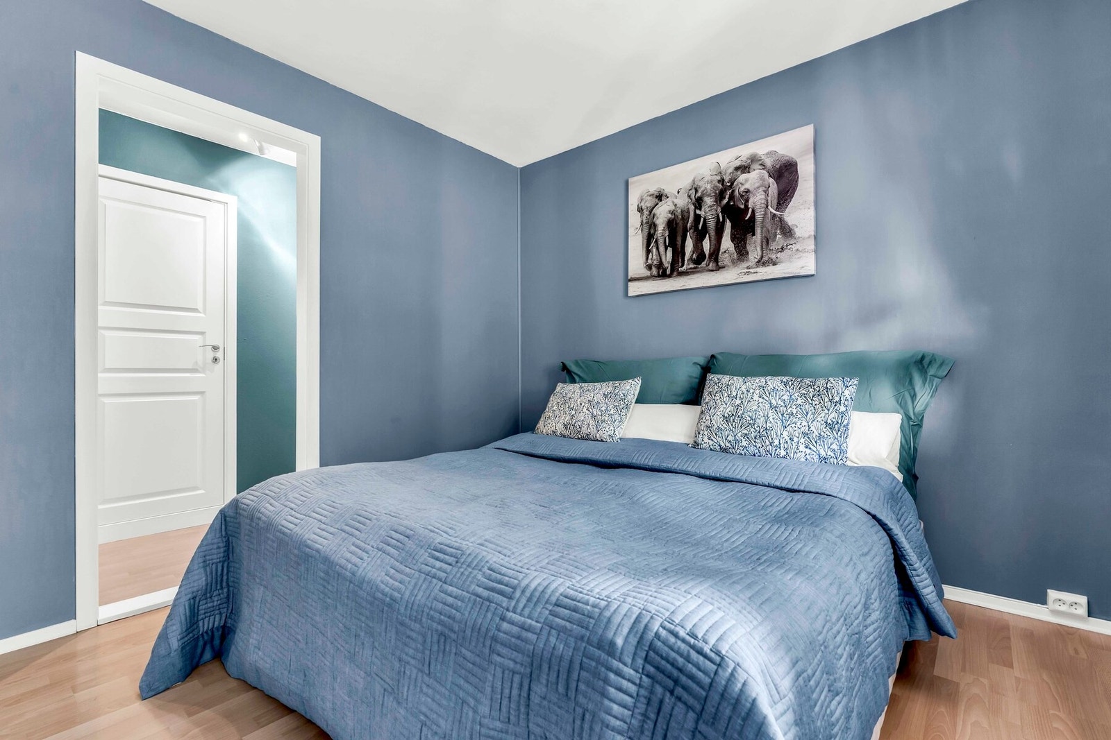 Tiltalende soverom med god plass til dobbeltseng Galleribilde