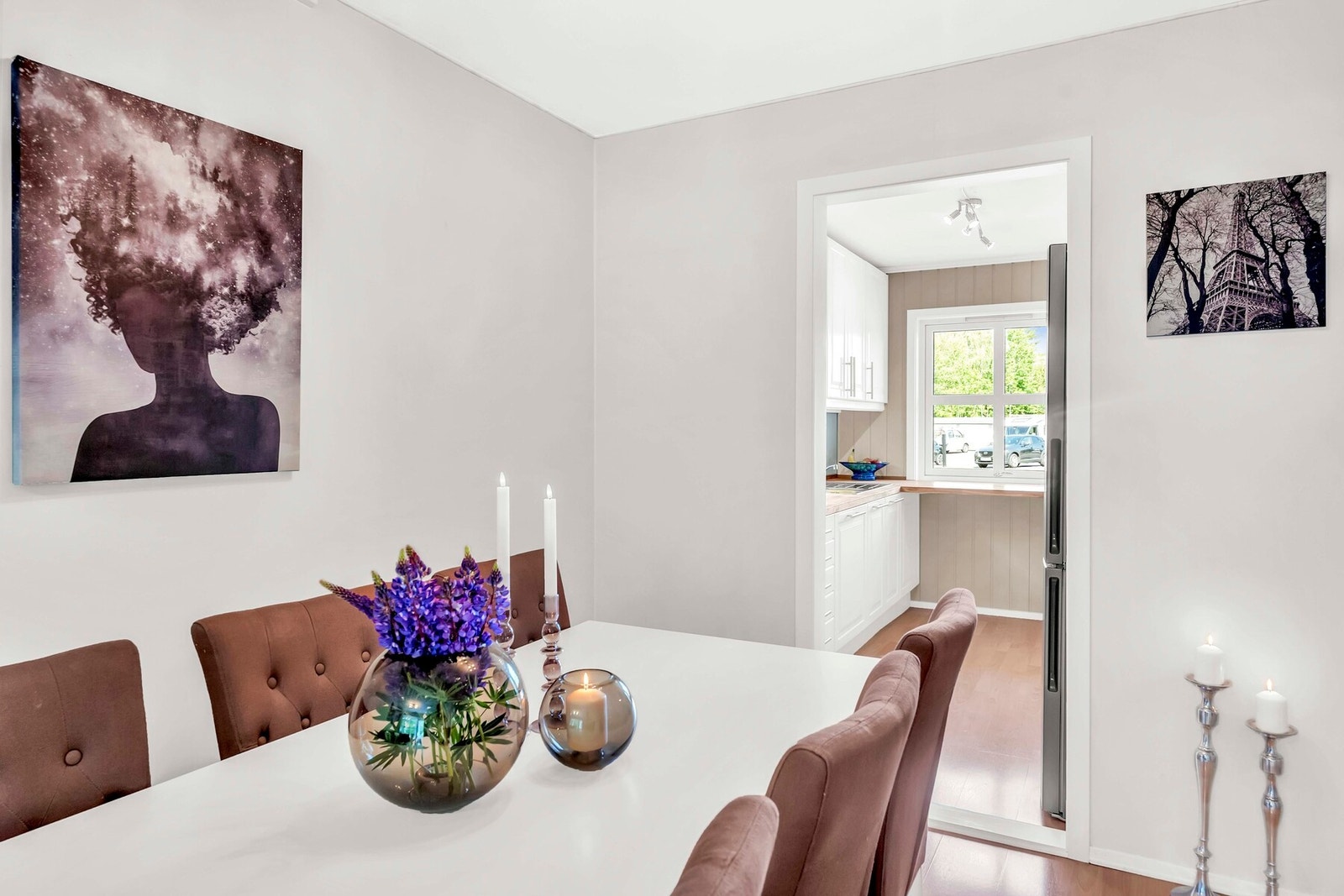 Romslig spiseplass i tilknytning til kjøkkenet Galleribilde