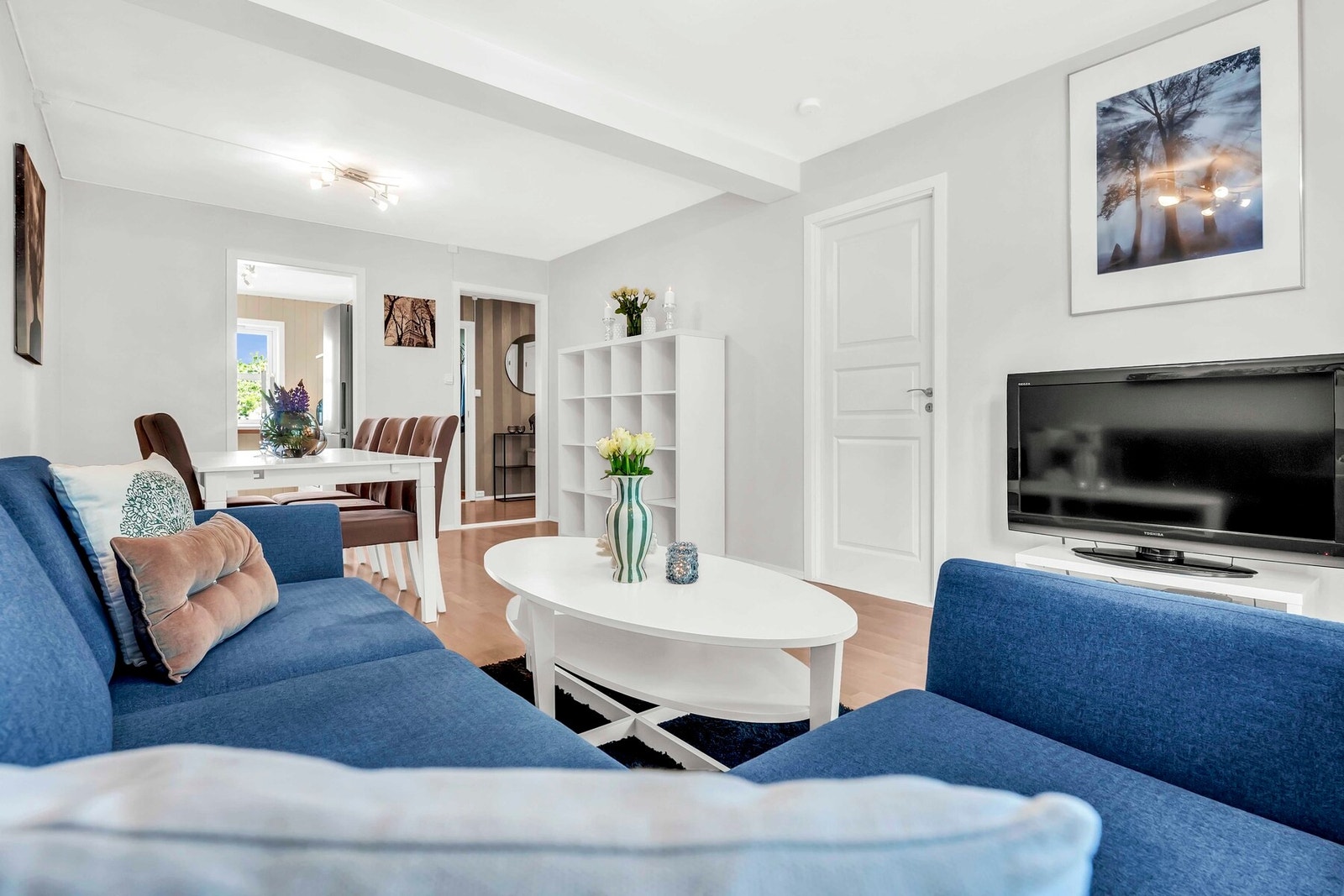 I stuen har man god plass til tv-krok og spiseplass Galleribilde