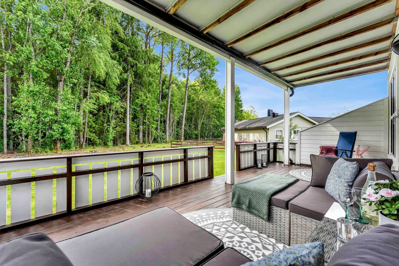 Fra stuen har man tilgang til delvis overbygd terrasse på hele 18kvm Galleribilde