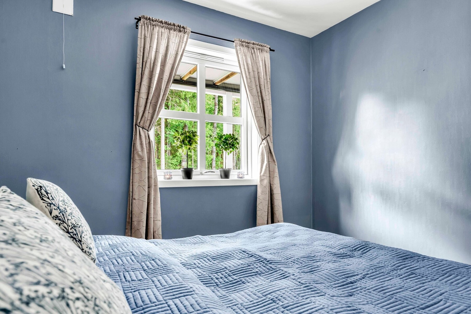 Fra soverommet våkner man til fin utsikt over grøntarealer Galleribilde