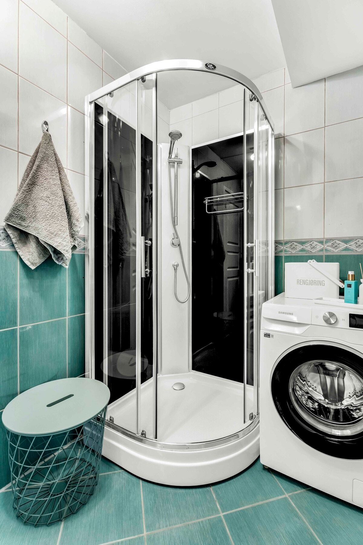 Dusjkabinett og opplegg for vaskemaskin Galleribilde