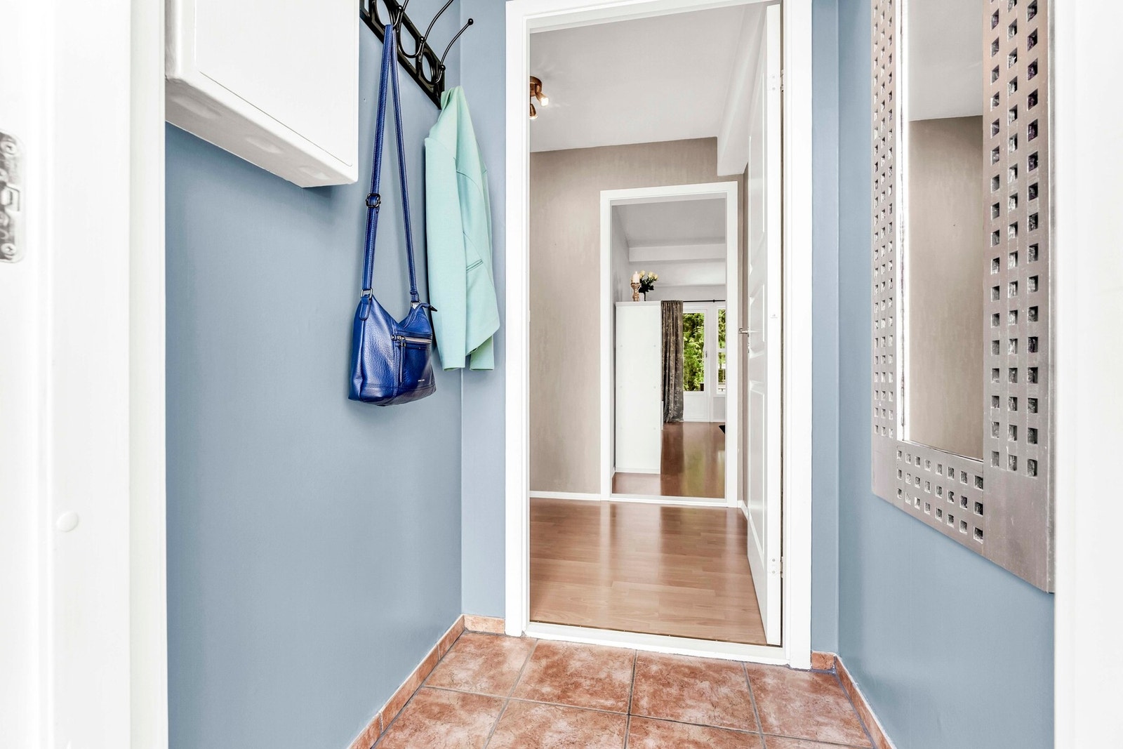 Entrèen er koselig og med god plass for oppheng av yttertøyet Galleribilde