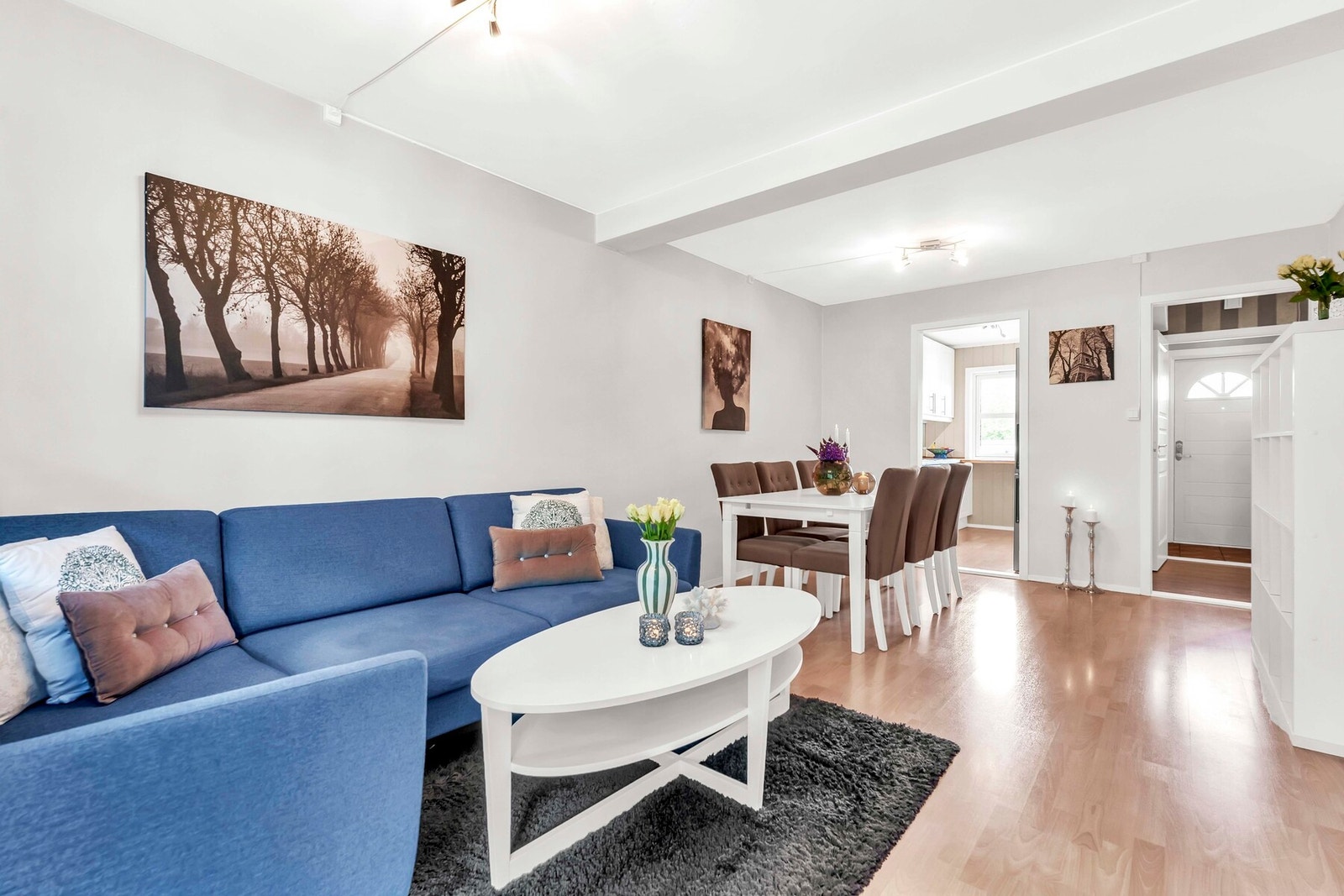 Lyst og pent oppholdsrom med flere innredningsmuligheter Galleribilde