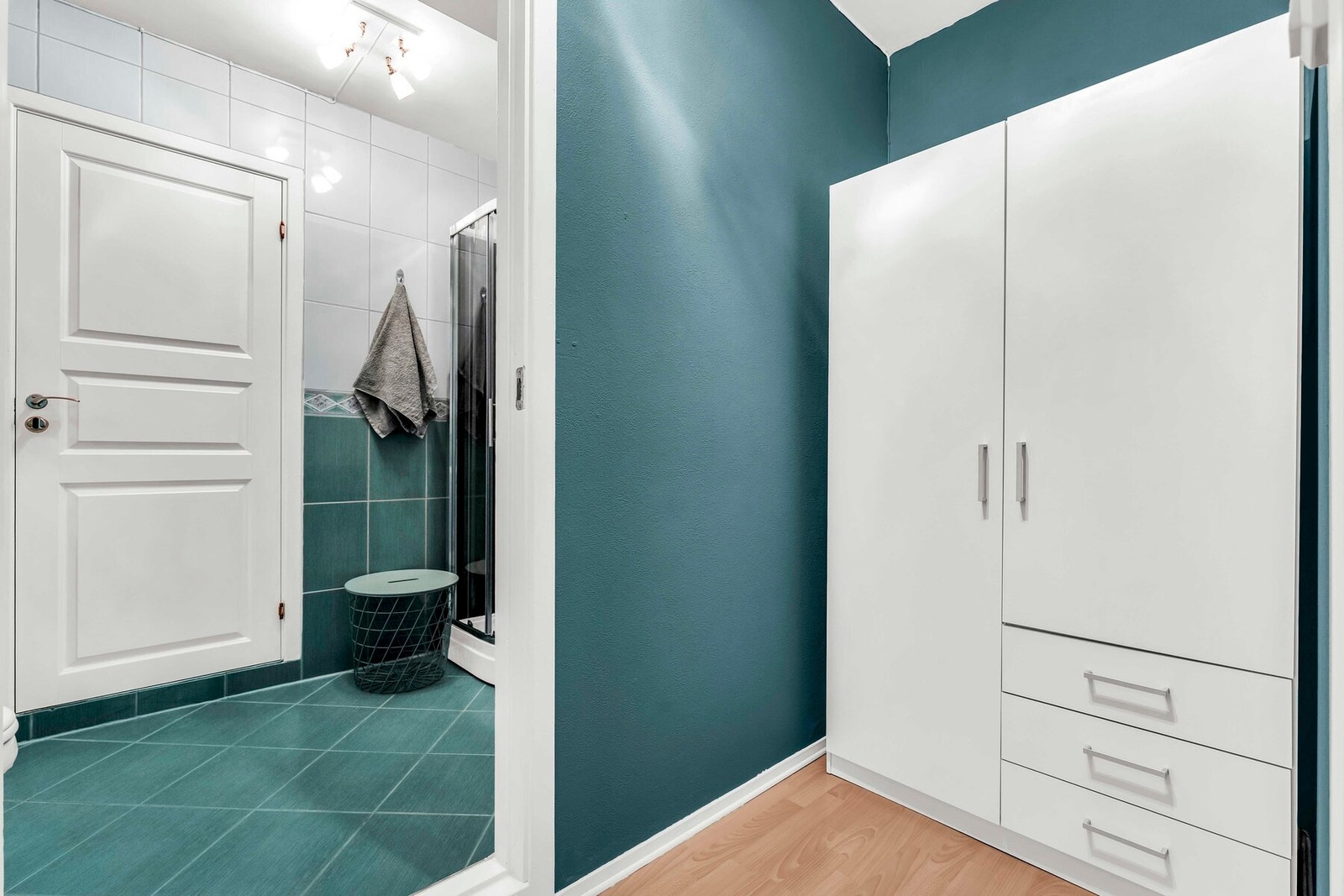 Fra baderommet har man tilgang til lagerrom før man kommer til soverommet Galleribilde