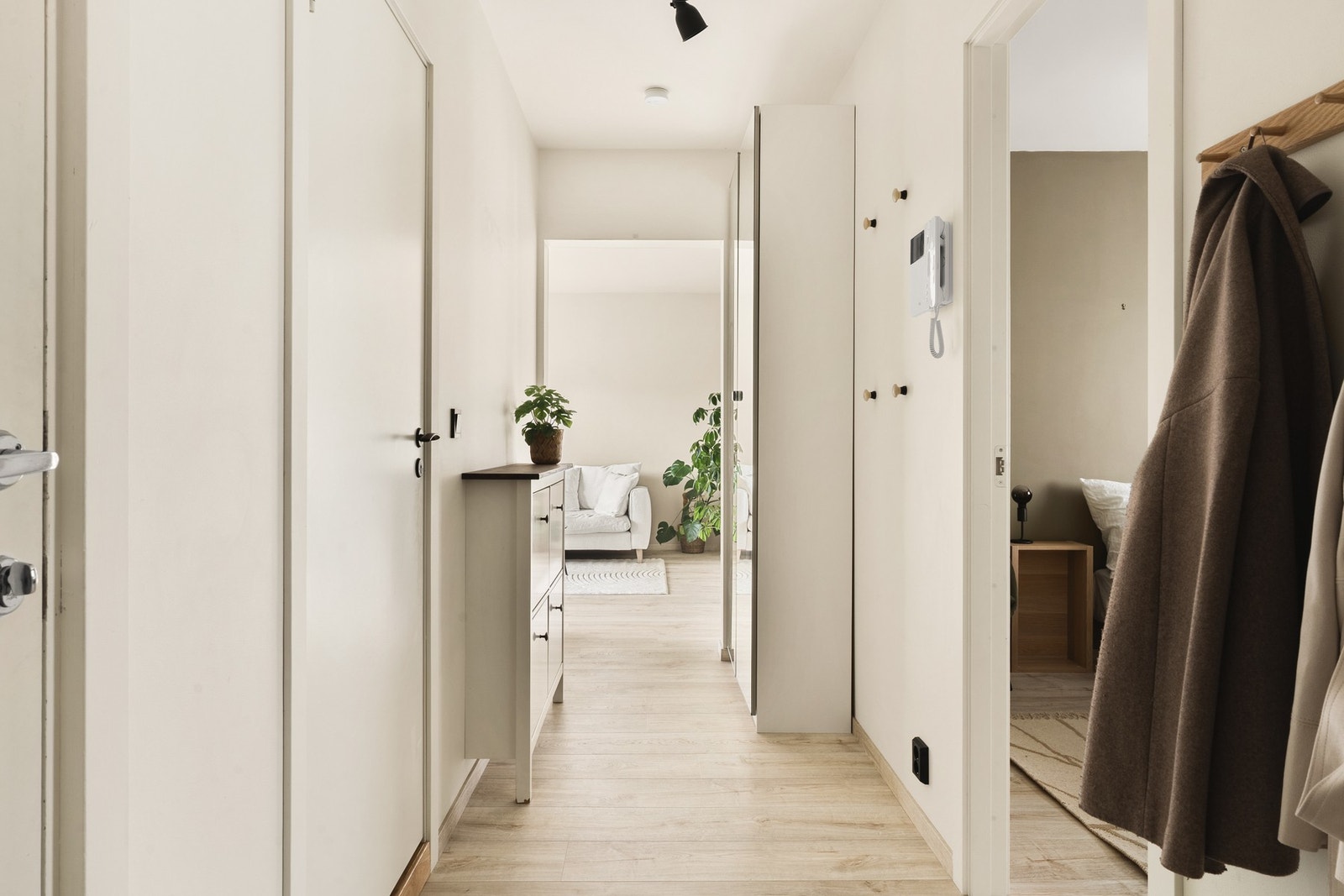 Her får du god plass til oppheng av yttertøy og sko, og rommet gir et godt førsteinntrykk med sitt moderne uttrykk. Galleribilde