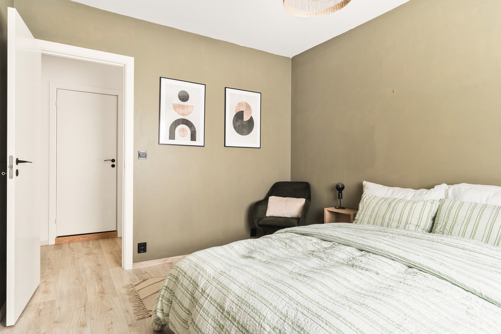 Et lyst og innbydende rom med plass til både garderobe, seng og nattbord. Galleribilde