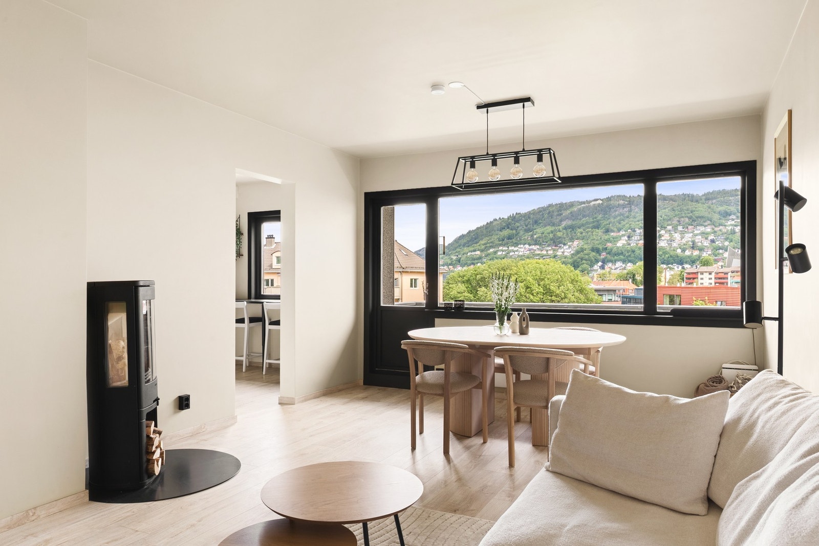 Leilighetens hjerte er den luftige og innbydende stuen på hele 22,5 kvm. Galleribilde