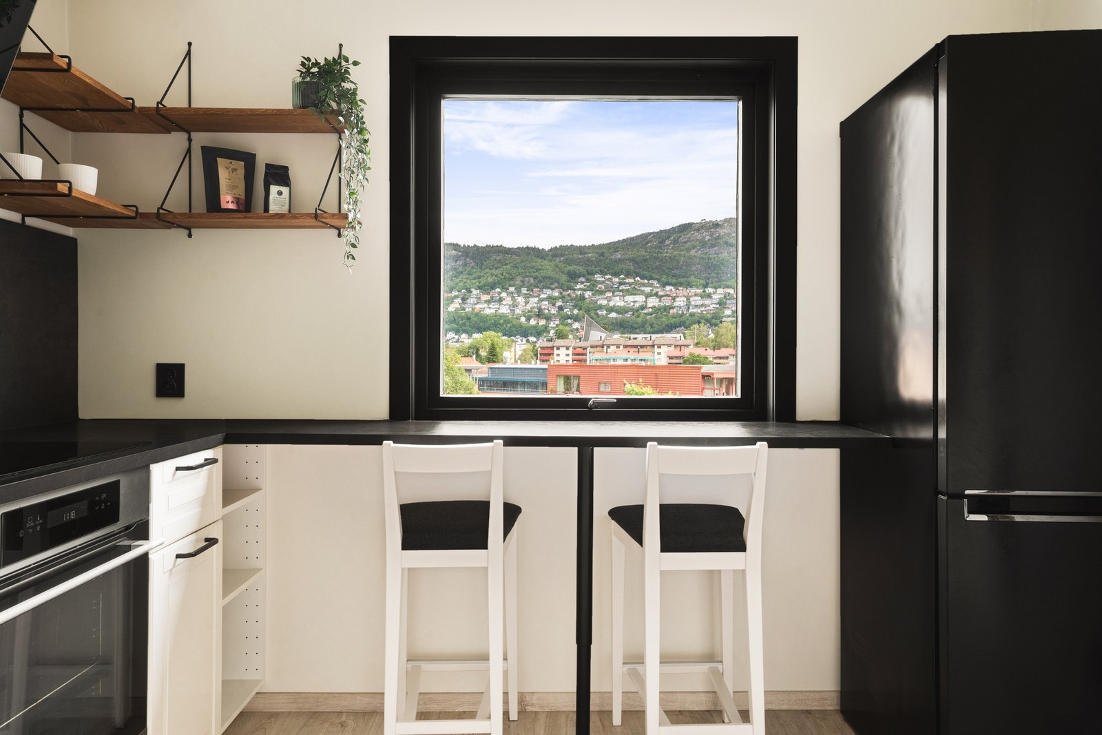 Kjøkkenet kan skilte med integrerte hvitevarer som platetopp, stekeovn, oppvaskmaskin og mikro. Galleribilde