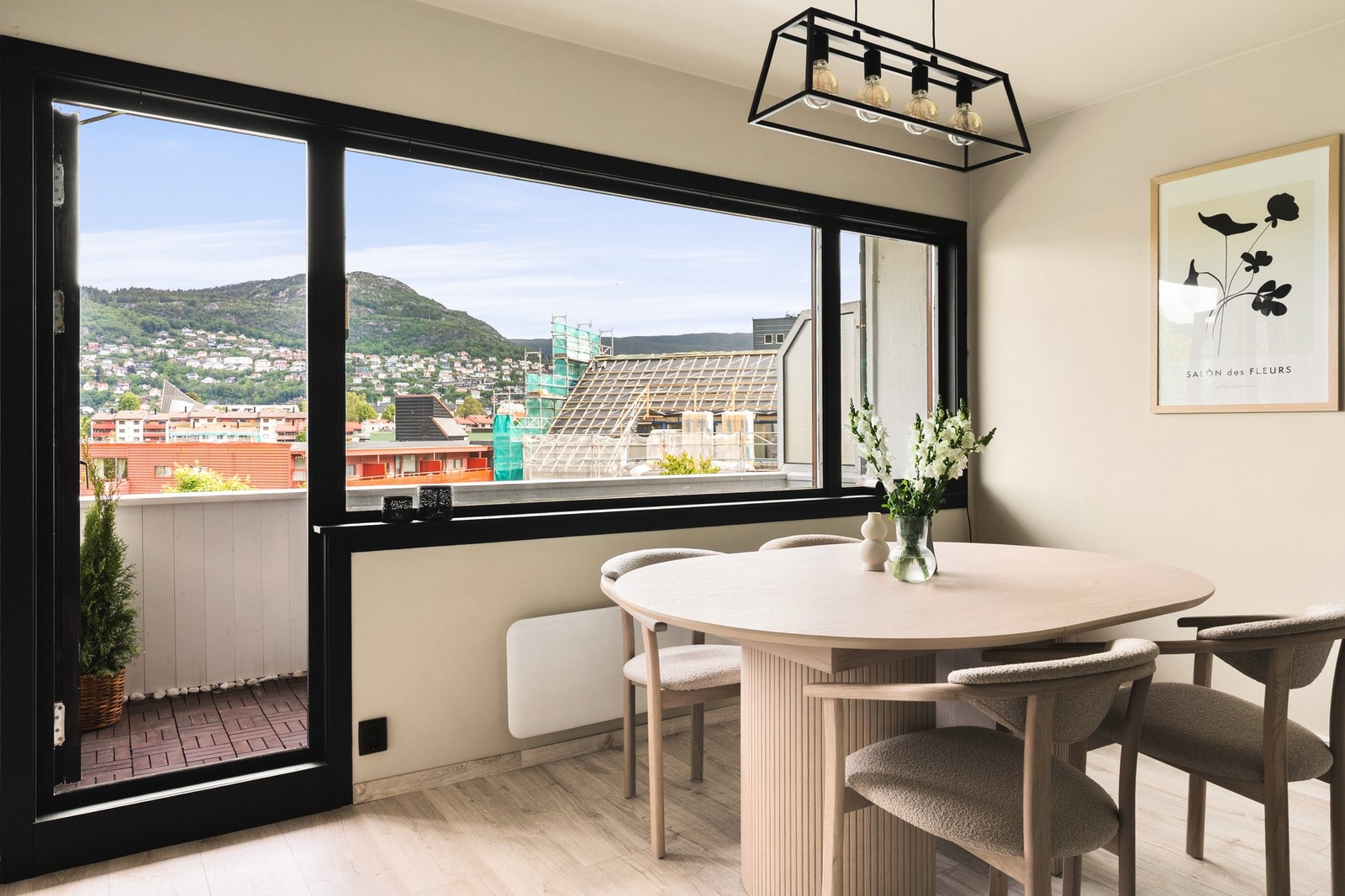 Her er det god plass til både sofagruppe og spisebord. Galleribilde