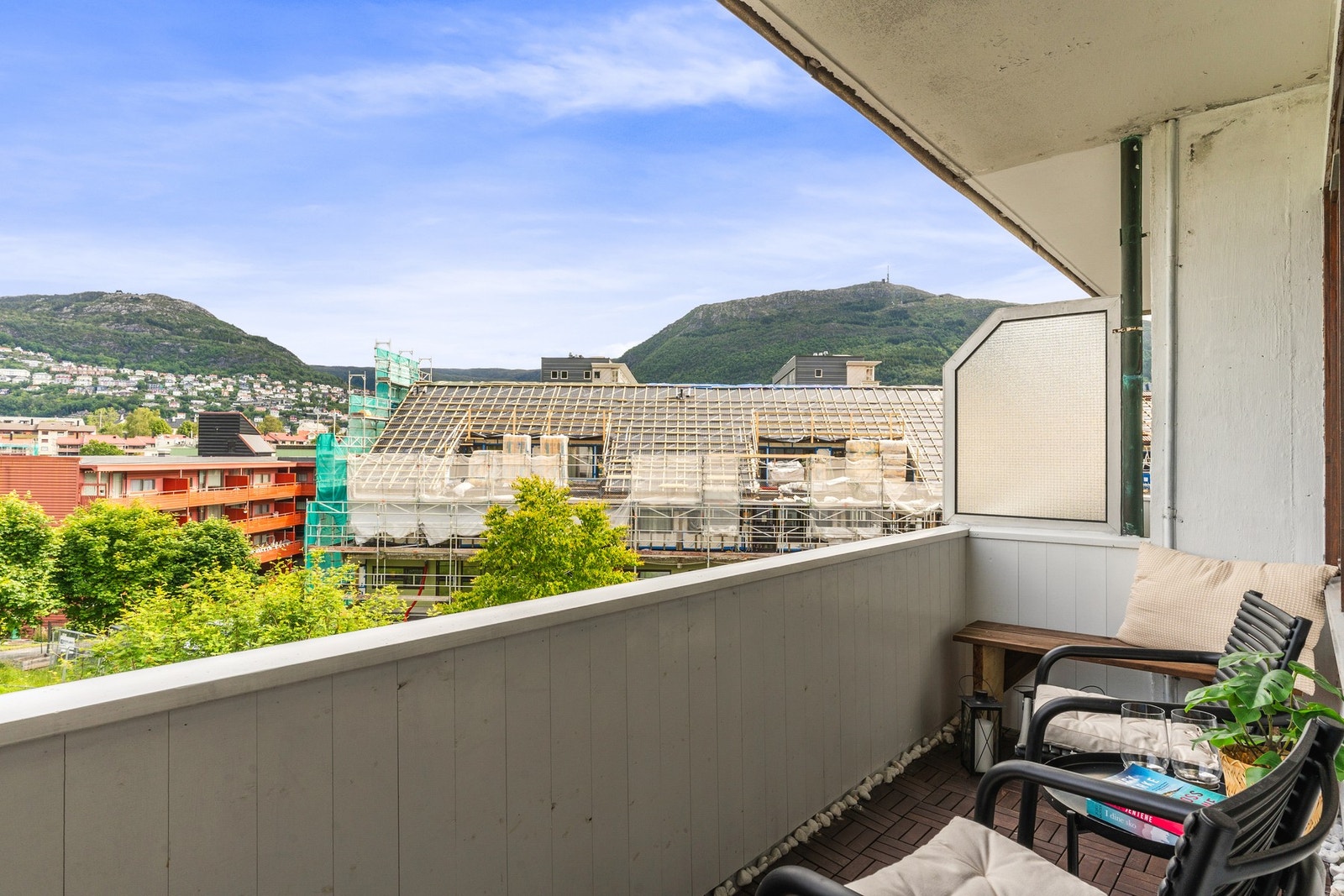 Fra stuen er det direkte utgang til en koselig balkong på 4,8 kvm. Galleribilde