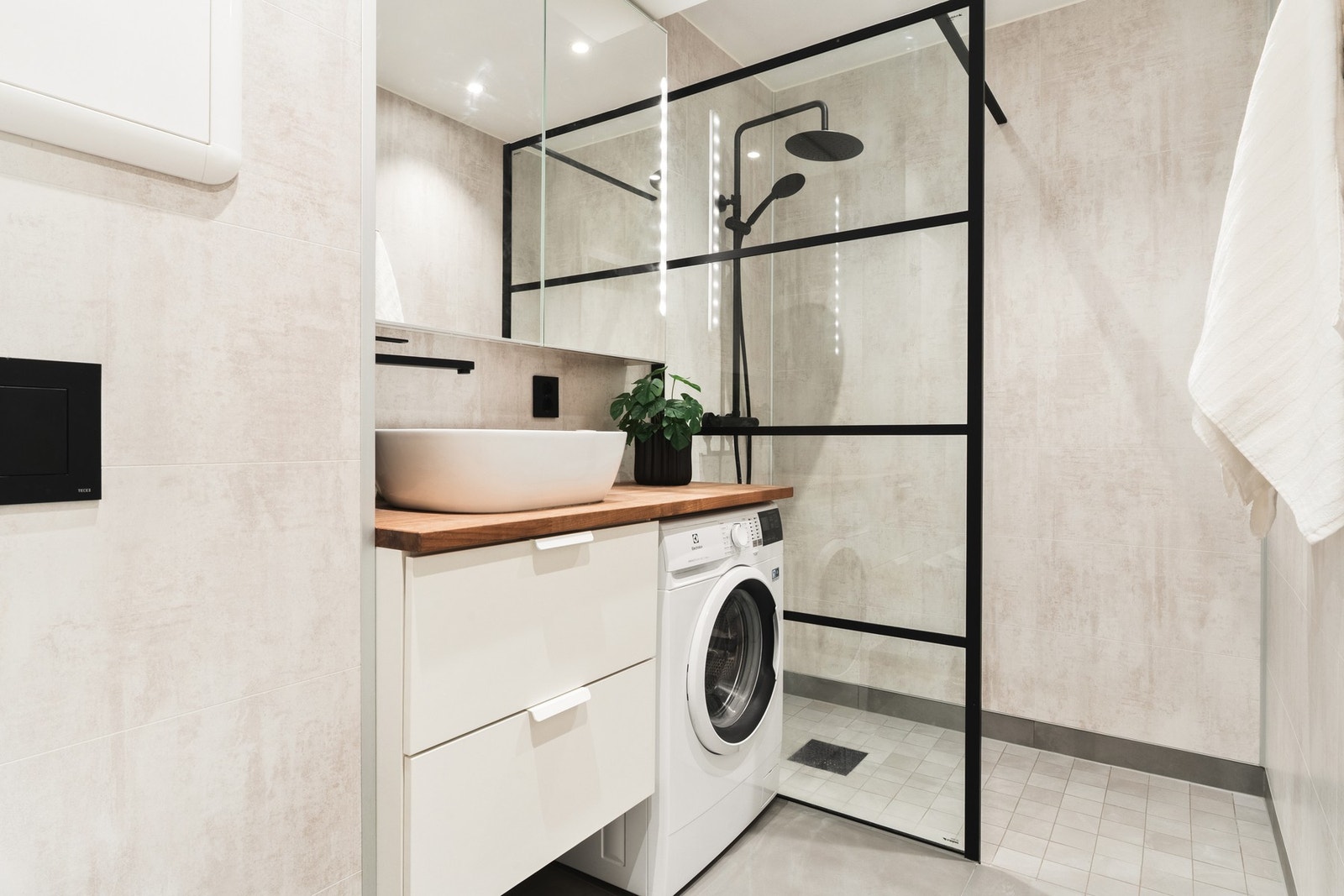 Et lekkert bad på 4,2 kvm, oppgradert med fliser på gulv, baderomsplater og malt himling med downlights. Galleribilde