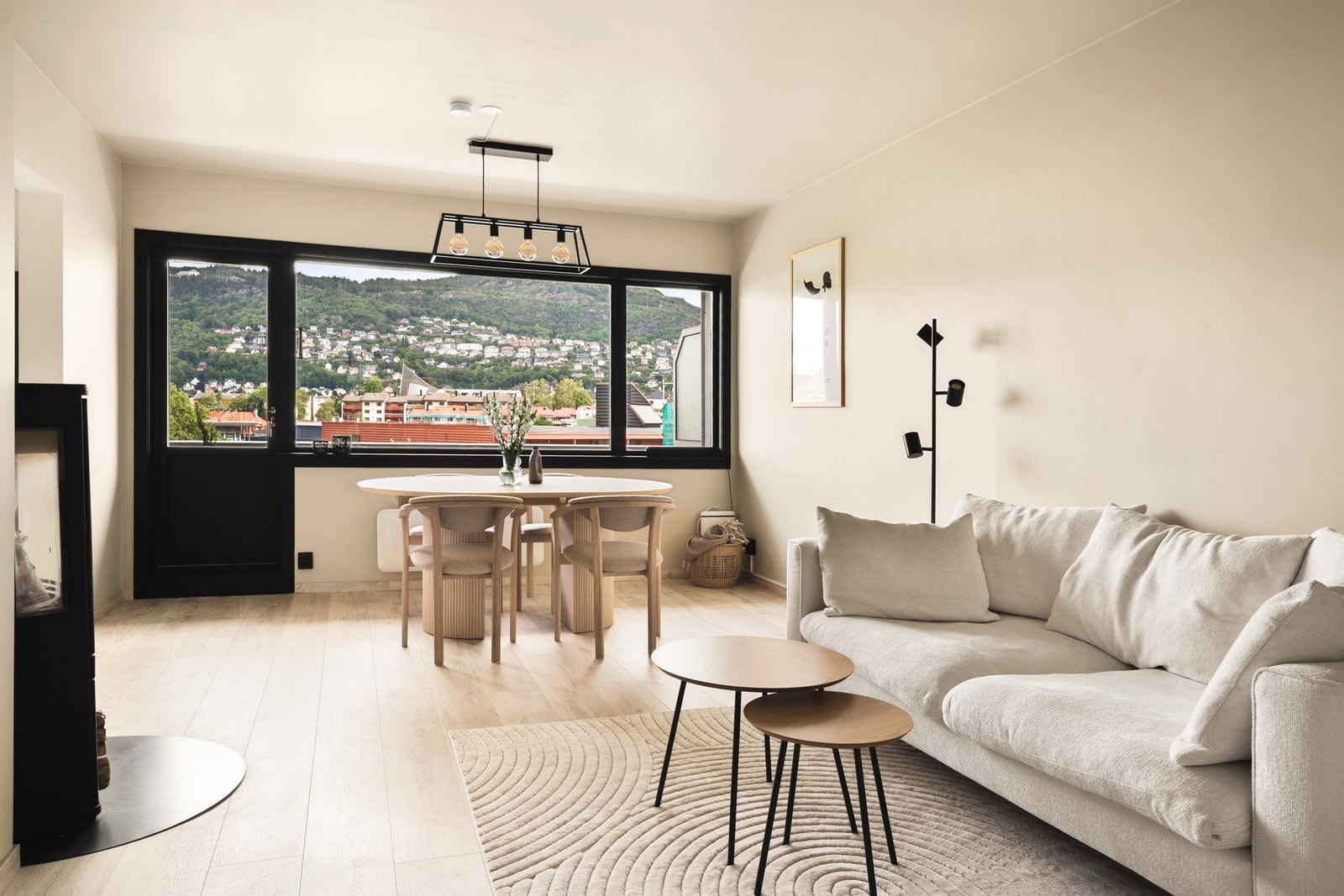 Rommet varmes effektivt opp av en rentbrennende peisovn - perfekt for kalde vinterkvelder. Galleribilde