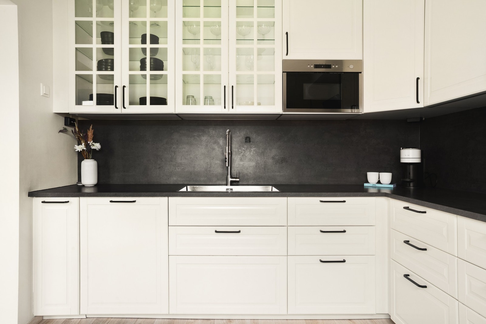 Her får du rikelig med oppbevaringsplass, både i over- og underskap. Galleribilde