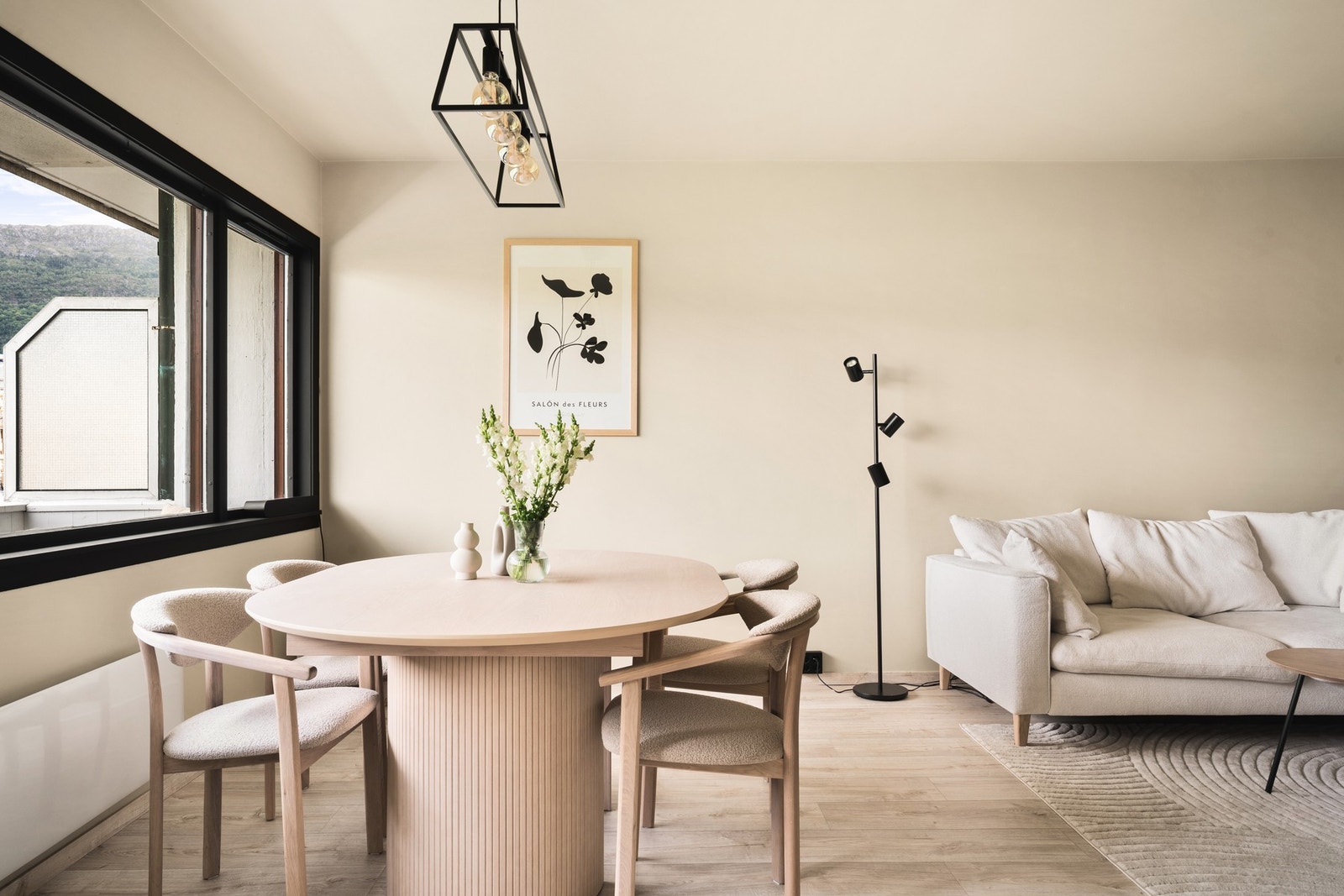 Stuen har store vindusflater som slipper inn rikelig med dagslys. Galleribilde