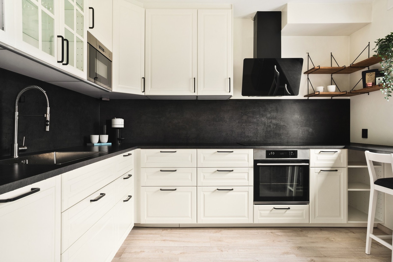 Stilrent og funksjonelt kjøkken på 9,8 kvm med moderne IKEA-innredning og laminat benkeplate Galleribilde