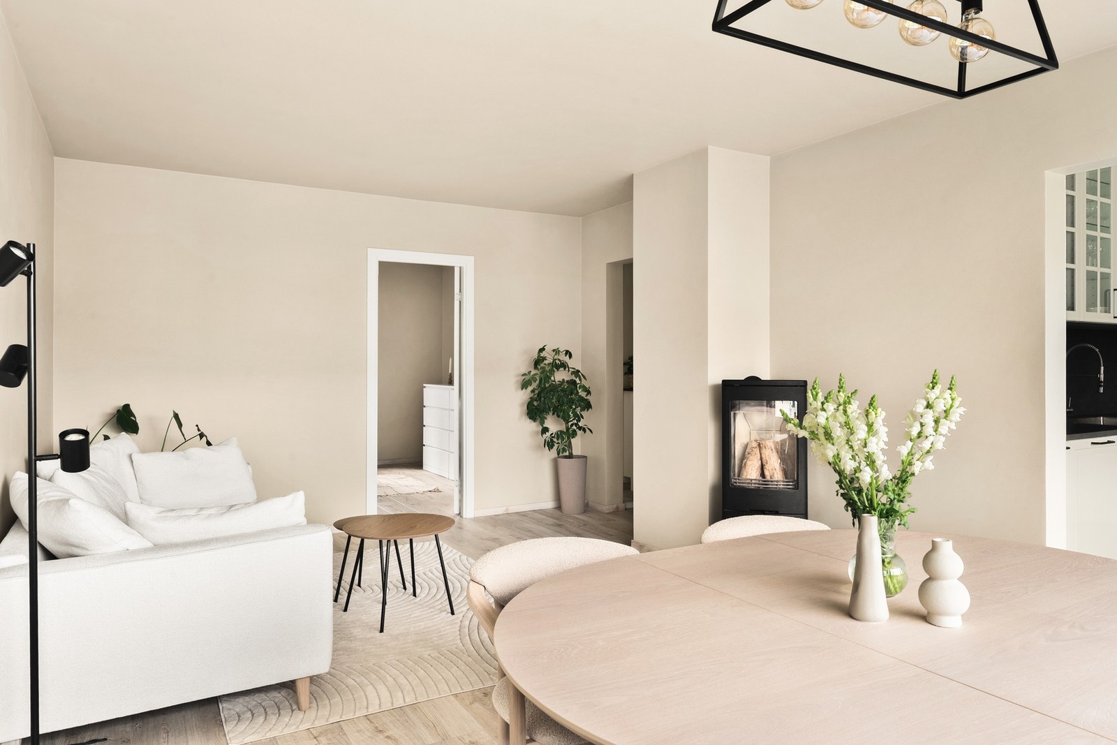 Rommet måler hele 22,5 kvm og har store vindusflater som gir en åpen og lys atmosfære. Galleribilde