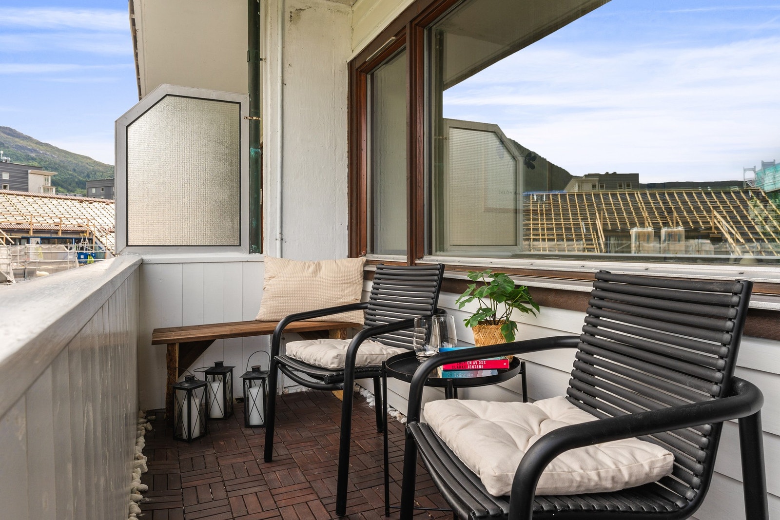 Ideell for å møblere med sittegruppe, pynte med blomsterkasser og utsiktsnyting i morgensolen. Galleribilde