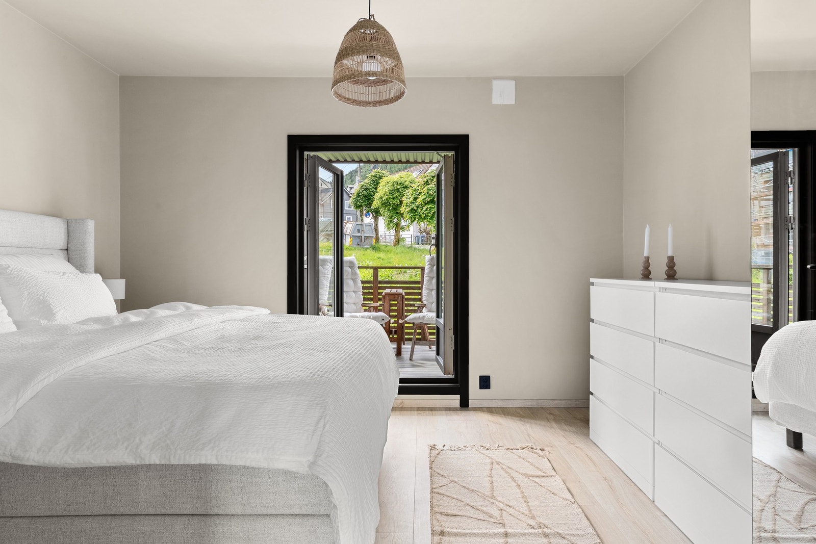 Romslige 13 kvm gir god plass til dobbeltseng og garderobe. Galleribilde