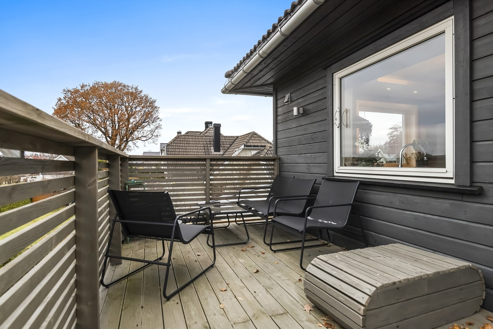 Utgang fra stuen til solrik balkong med god plass til ønskelig utemøblement og beplantning. Galleribilde