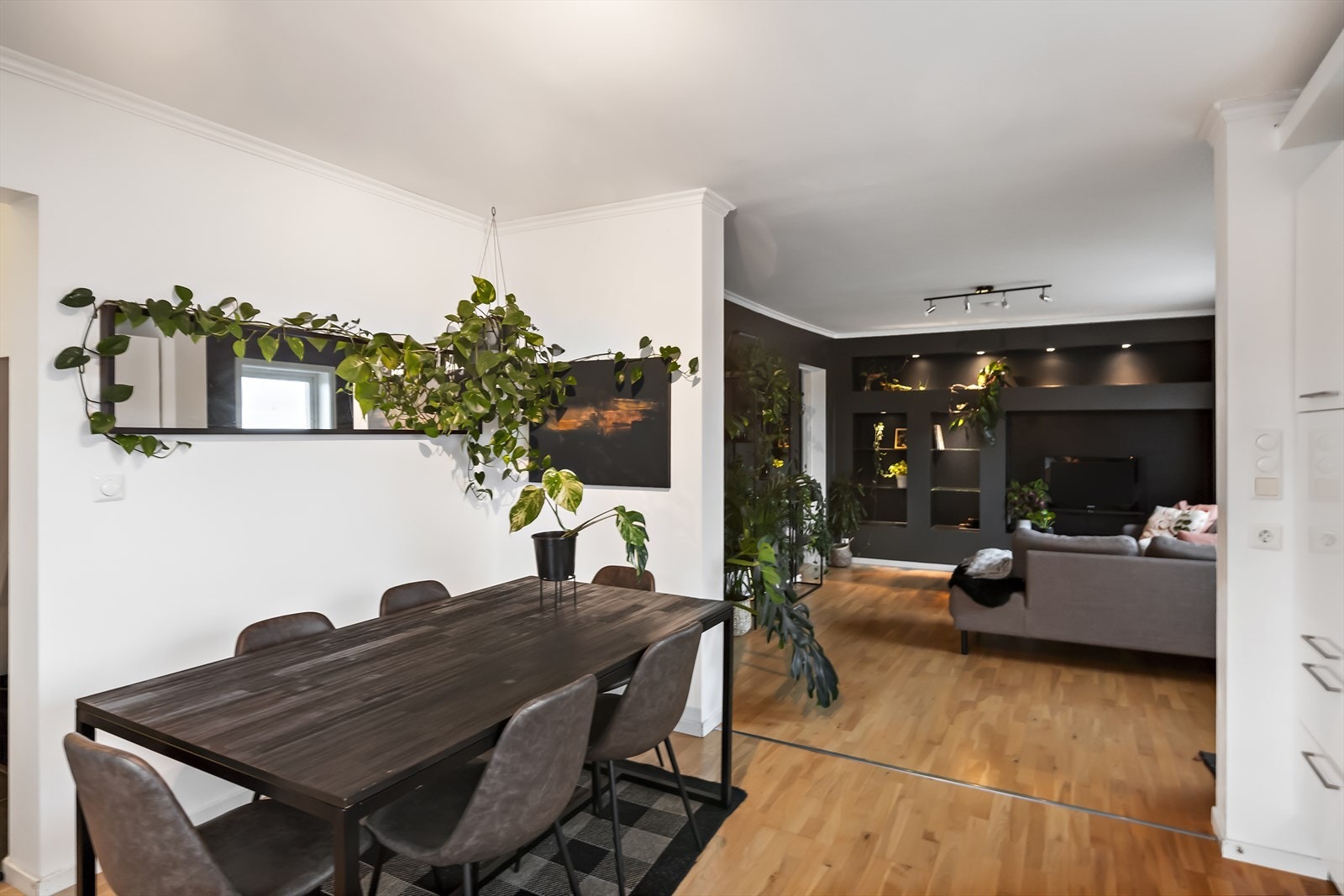 Spisestuen er praktisk plassert i tilknytning til kjøkkensonen. Galleribilde