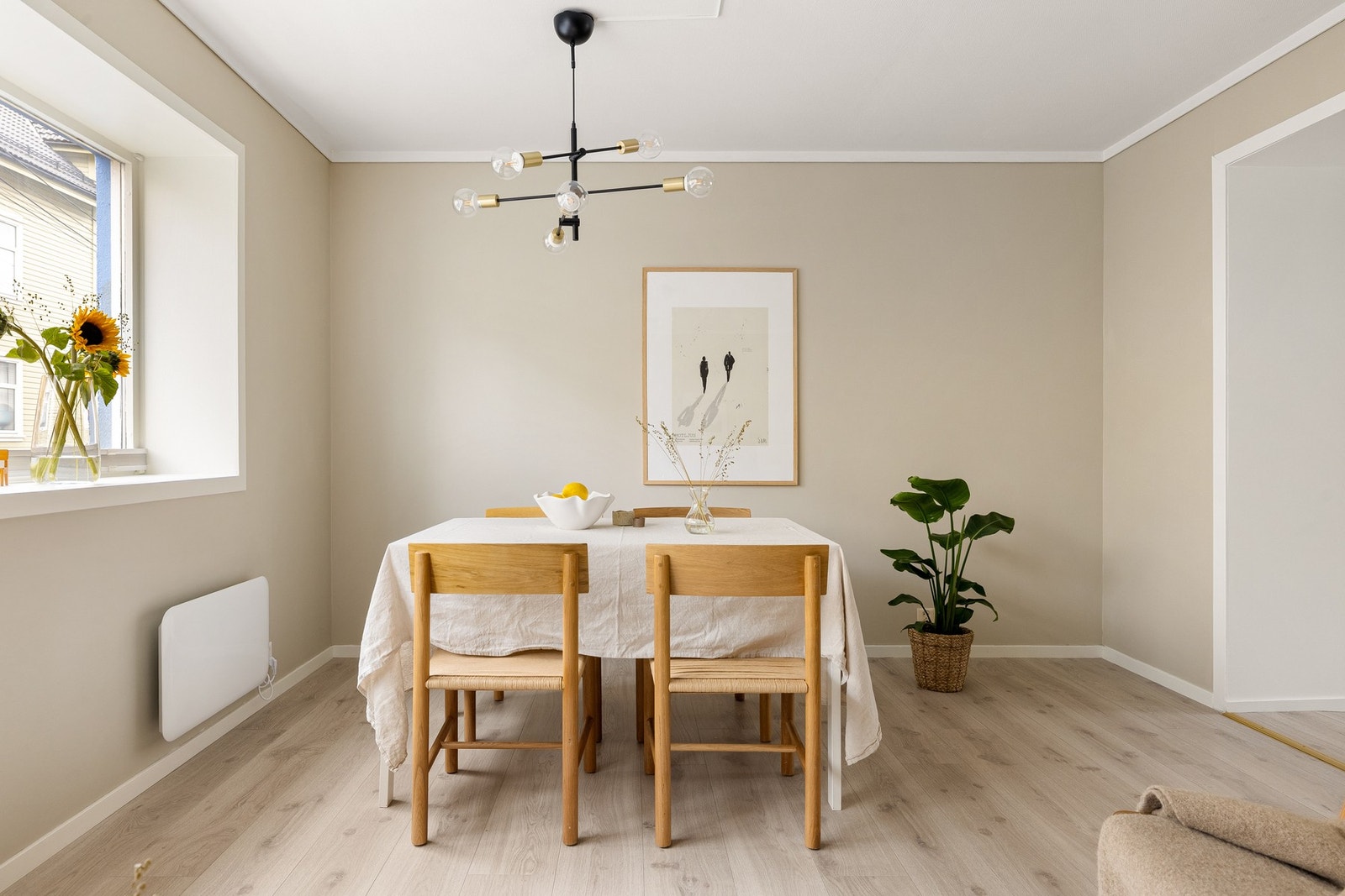 Dette er en gjennomført og innflytningsklar leilighet i en høy 1.etasje. Galleribilde