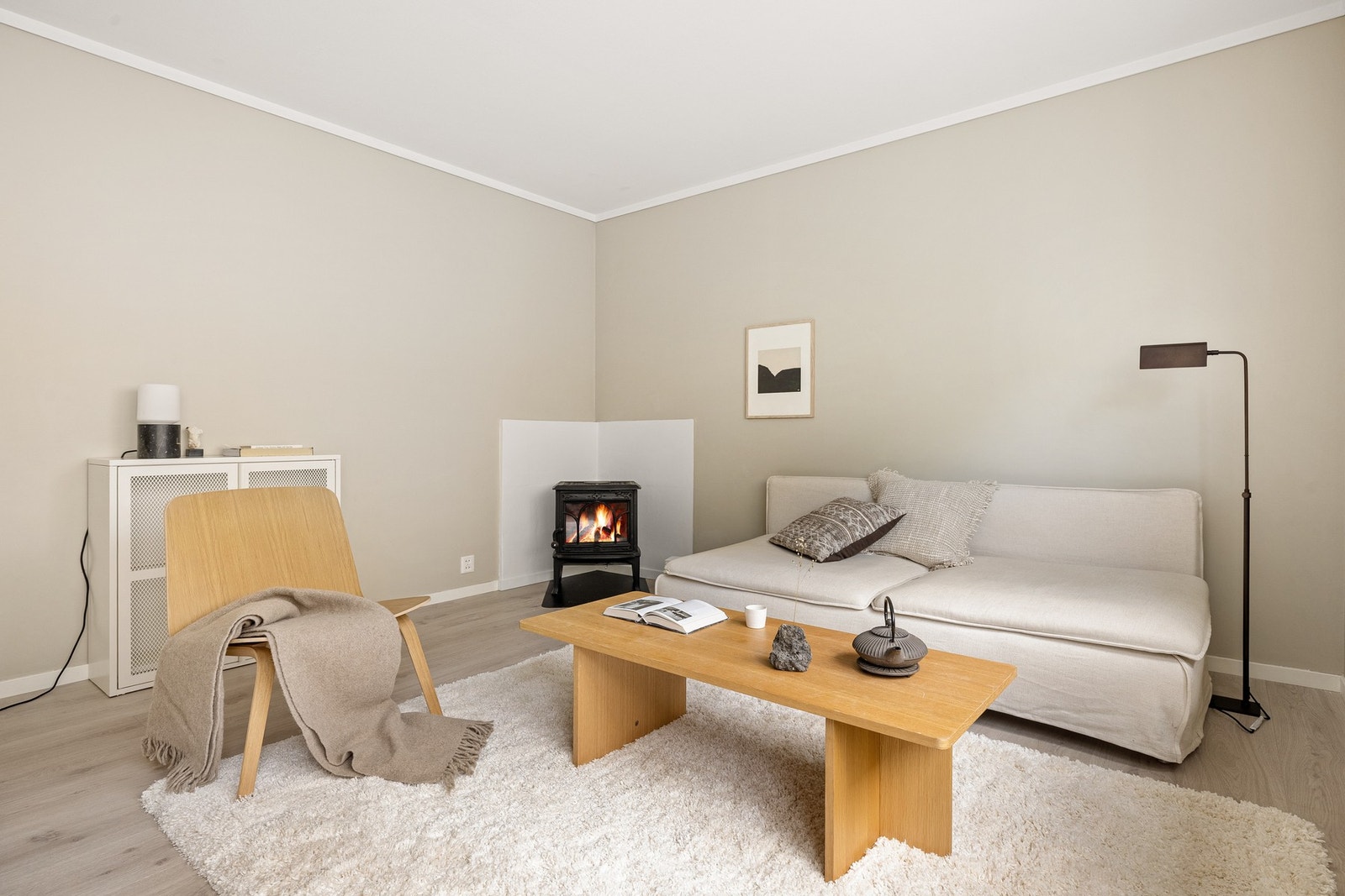 Det er vedovn i stuen som gir god varme til rommet på kalde vinterkvelder. Galleribilde