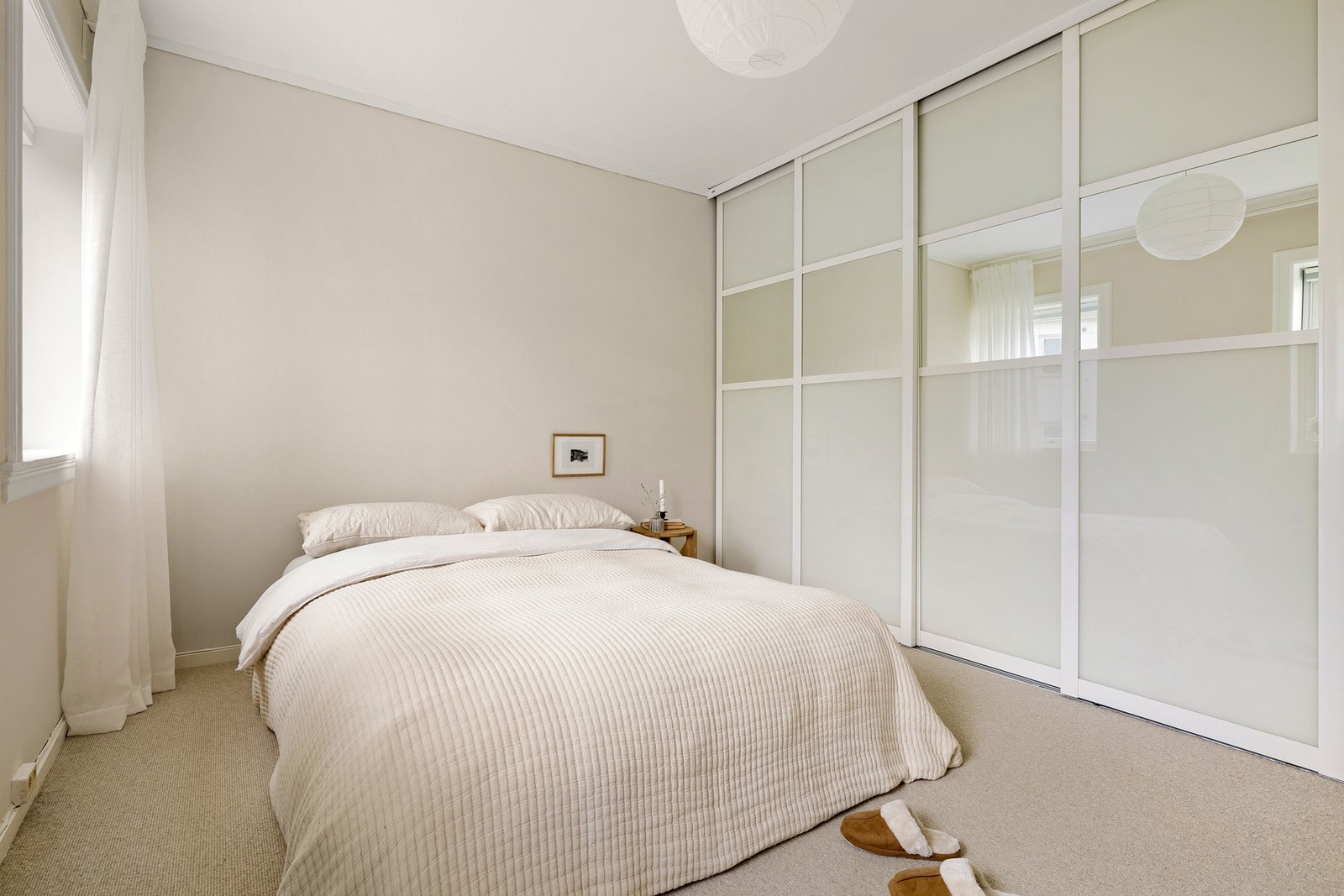 Soverommet er lyst og luftig med god plass til å innrede med dobbeltseng, nattbord og pult/kommode. Galleribilde