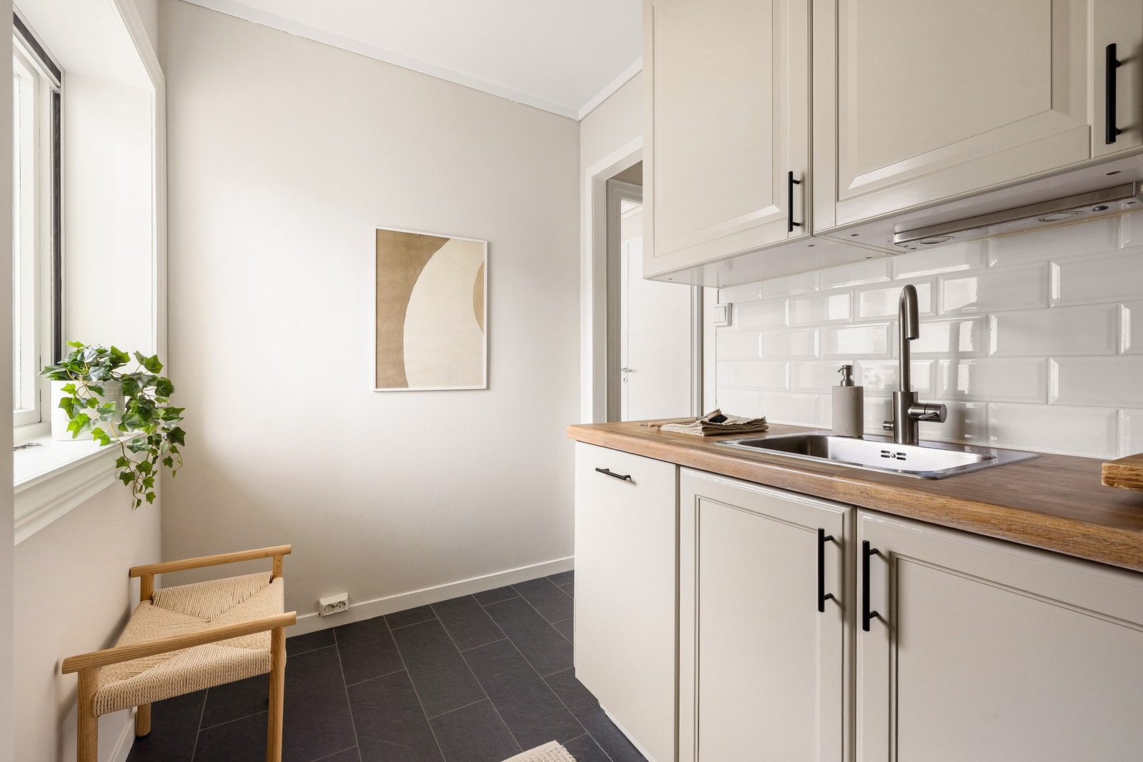 Det er plass til å montere hyller og ekstra oppbevaringsløsninger på kjøkkenet. Galleribilde