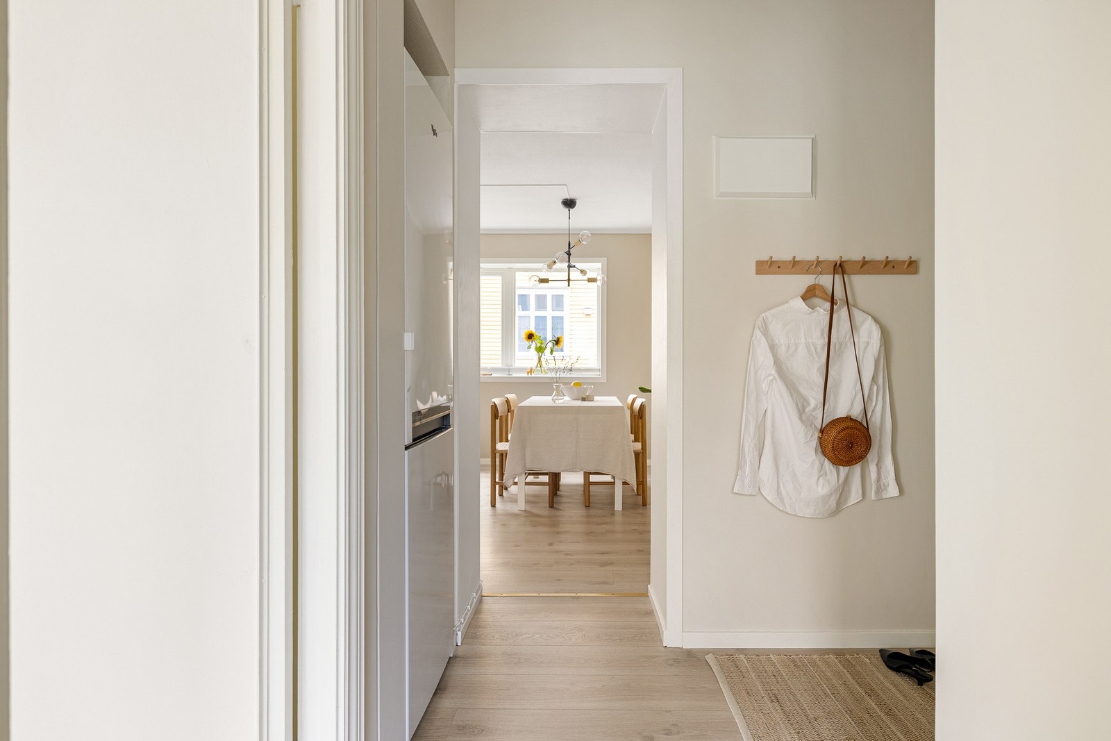 Velkommen inn! Entréen på 4,6 kvm har god oppbevaringsplass i nisje, samt mulighet for knaggrekke og skoskap. Galleribilde